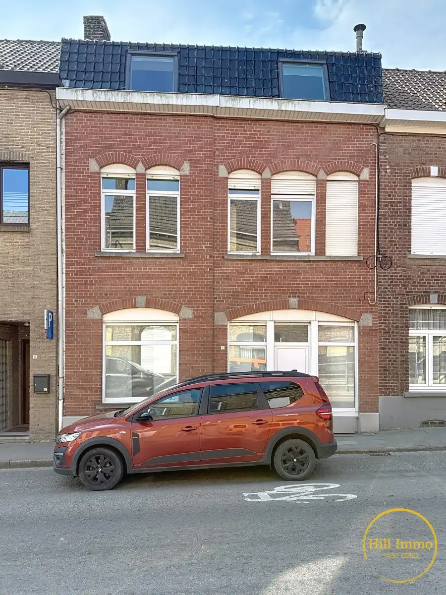 Gerenoveerde rijwoning met 5 slaapkamers in Nieuwkerke (Heuvelland) foto {{pictureIndex}}