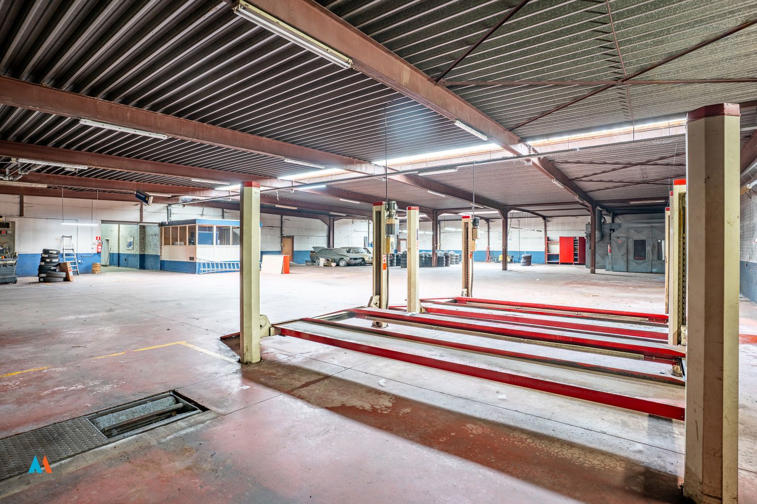 Garagebedrijf met woonst foto 16