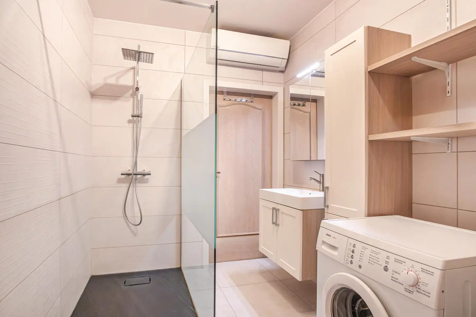 Ruim appartement met 2 slaapkamers, zonnig terras en garage foto 11