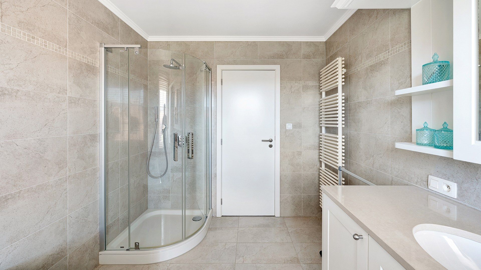 Bijzonder groot en goed onderhouden halfopen villa foto 18