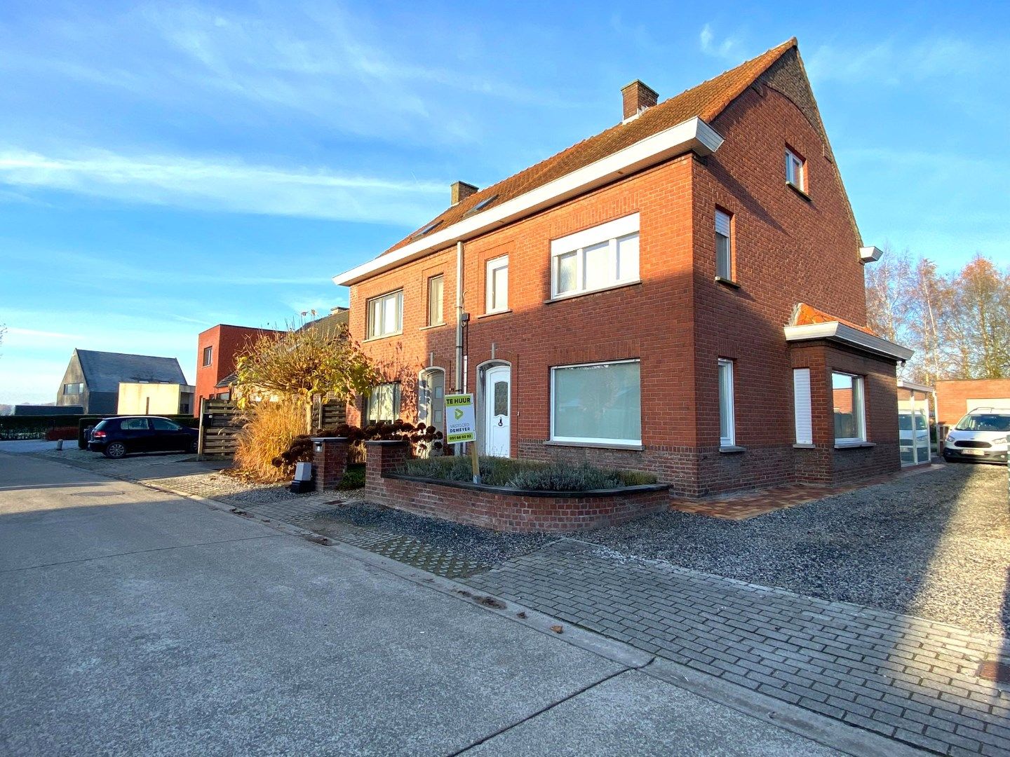 CHARMANTE GERENOVEERDE WONING MET TUIN EN GARAGE IN WONTERGEM foto {{pictureIndex}}