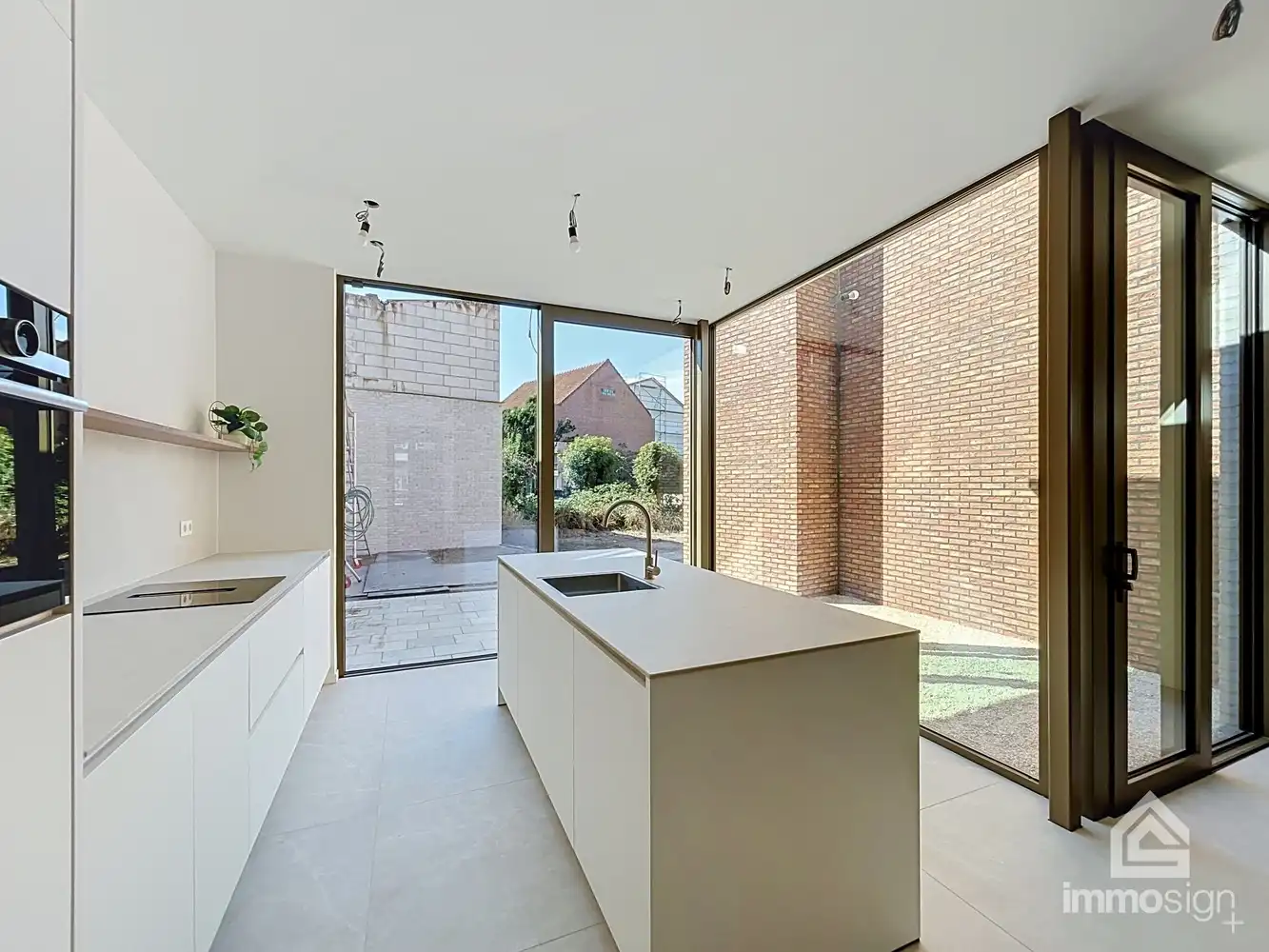 Volledig nieuwe stadswoning achter charmante gevel met stadstuin, 3 slaapkamers, 2 badkamers in Bree centrum! foto 2
