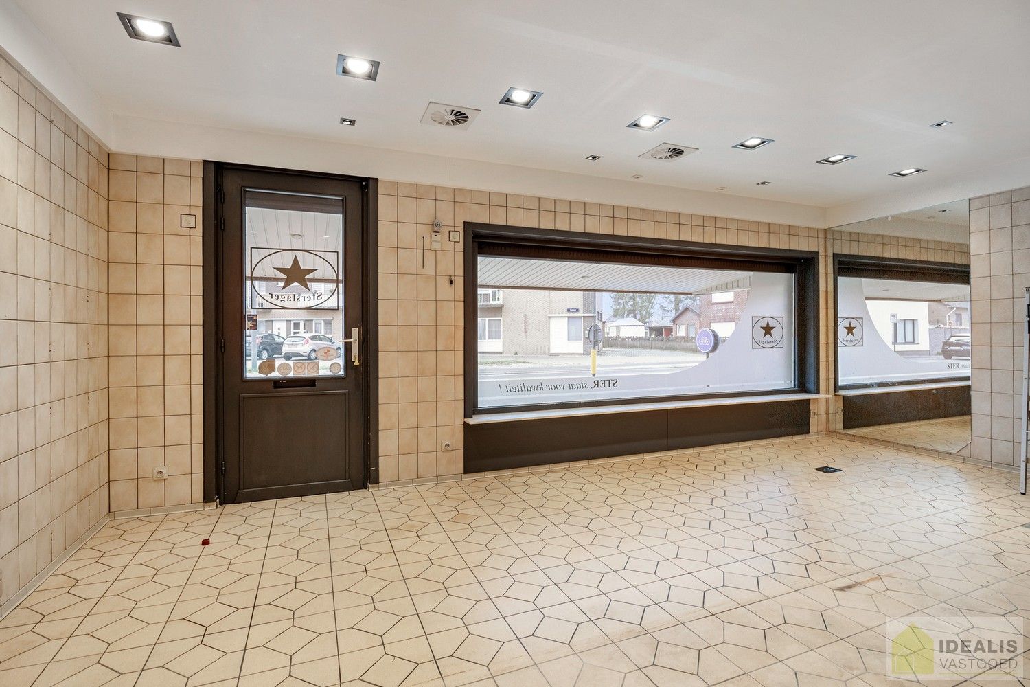 IDEALIS VASTGOED - Aangenaam instapklaar duplexappartement met winkelruimte/werkatelier te Opitter, Bree. Dit ruime duplexappartement omvat +-140 m² netto bewoonbare oppervlakte. Dit multifunctionele pand biedt tal van mogelijkheden dankzij de winkelruimte/het werkatelier van maar liefst +-200m² die vroeger dienst deed als slagerij. Uiterst geschikt voor kandidaten op zoek naar een instapklare woonruimte mét handelsruimte op een gunstige locatie midden in hartje Opitter, Bree! Mogelijkheid wijziging tot ééngezinswoning mits het verkrijgen van een omgevingsvergunning. foto 23