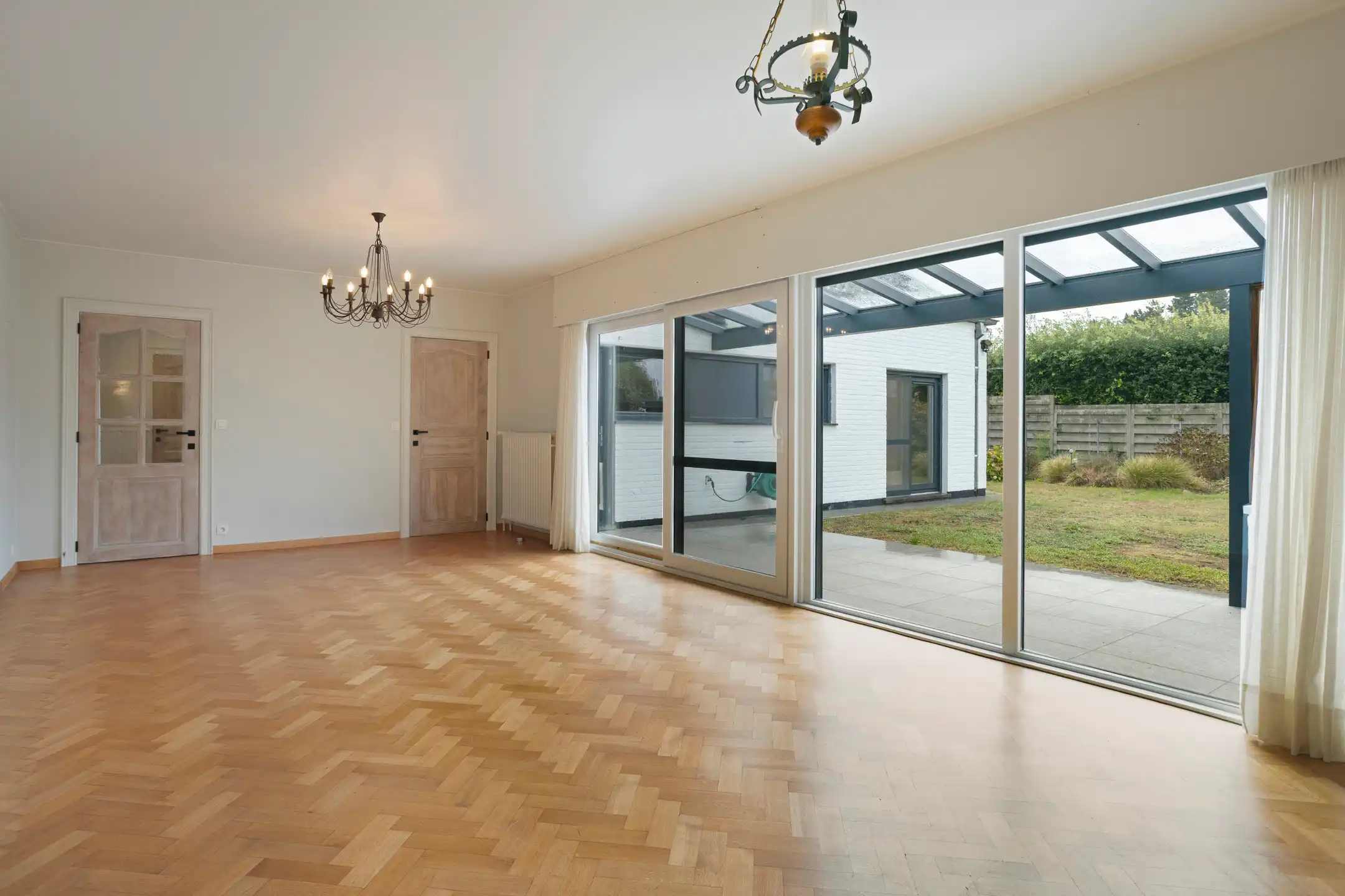 Open bebouwing met twee garages en ruime zolder foto 6