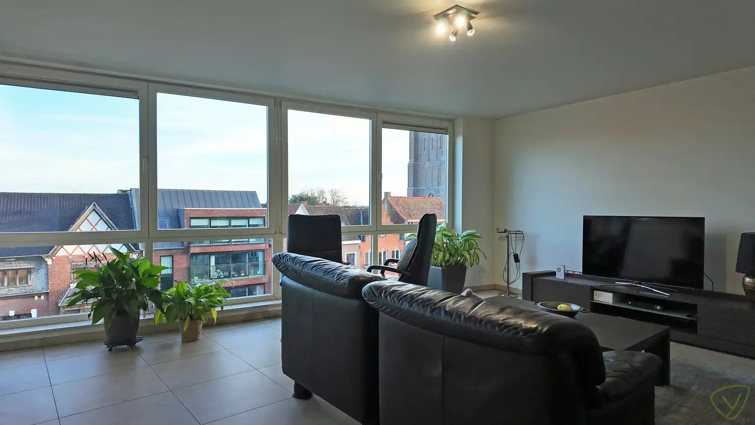 Lichtrijk appartement met panoramisch uitzicht op de Markt van Eeklo! foto 3