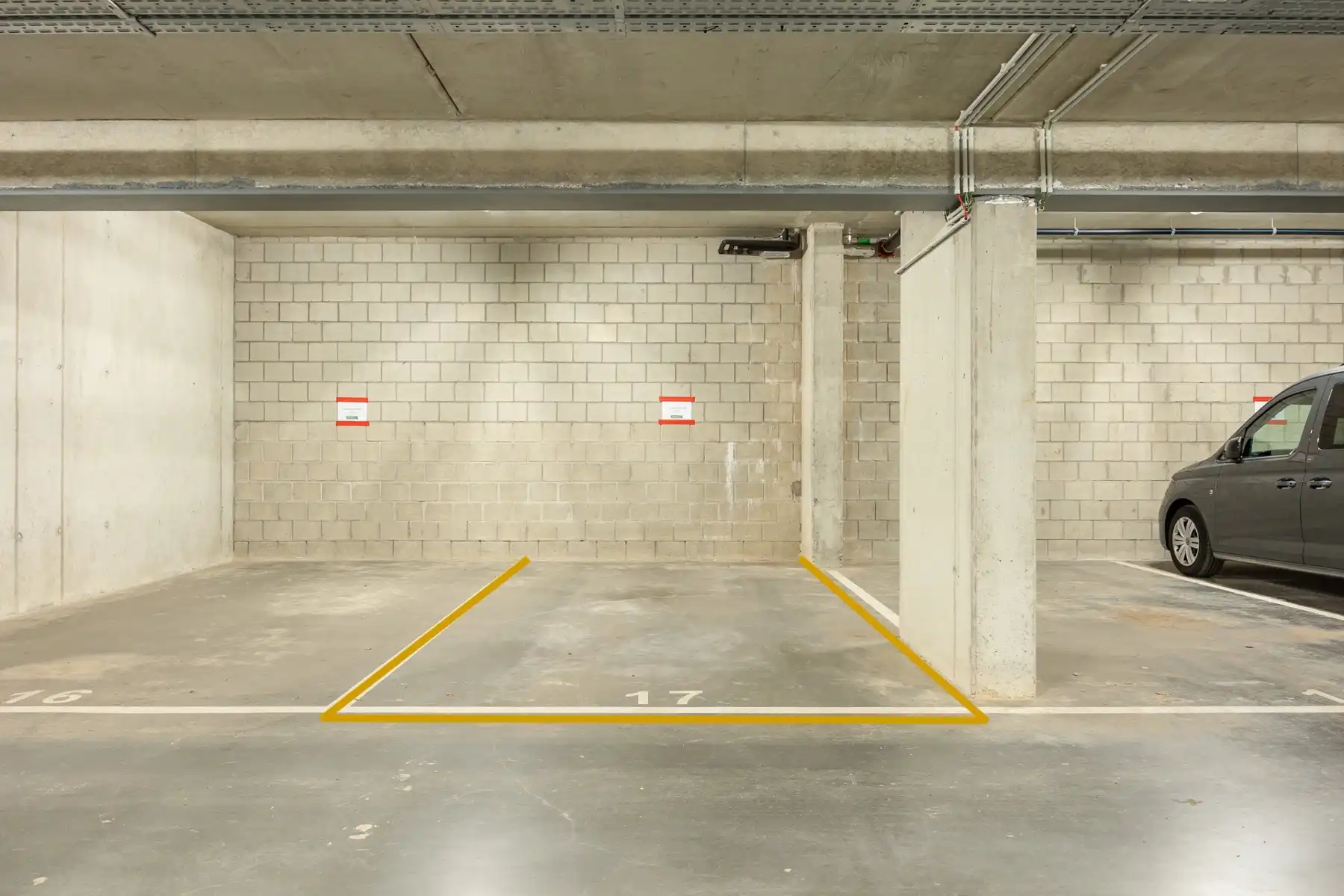 TWEE ONDERGR. AUTOSTANDPLAATSEN TE GENK (VLAKBIJ CENTRUM) foto 2