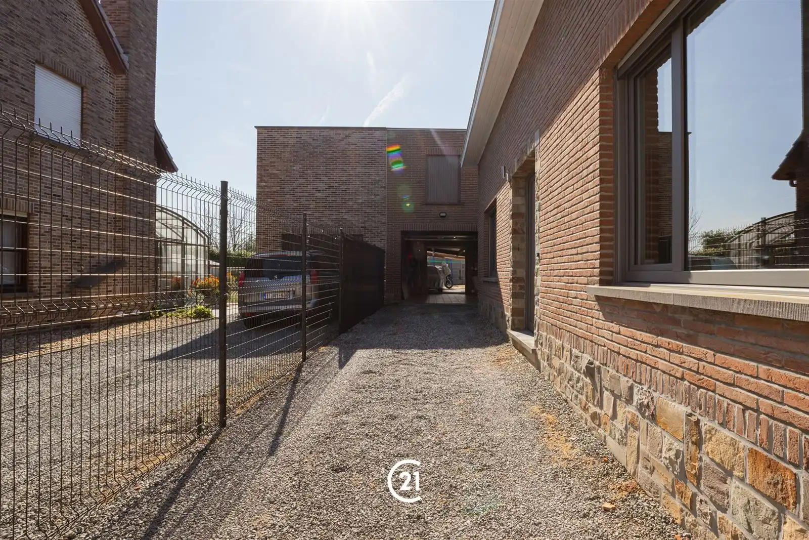 Goed gelegen gezinswoning met 3 ruime kamers, garage, tuin en berging foto 24