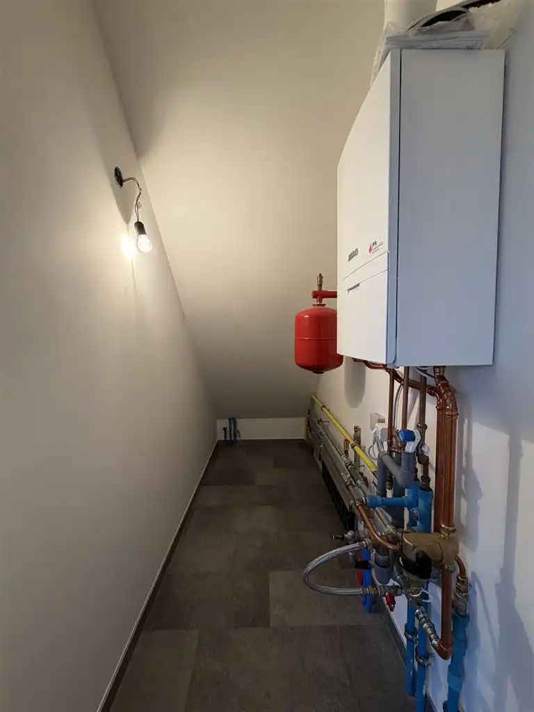 Instapklare stadswoning met 3 slaapkamers, aparte garage en tuintje. foto 16