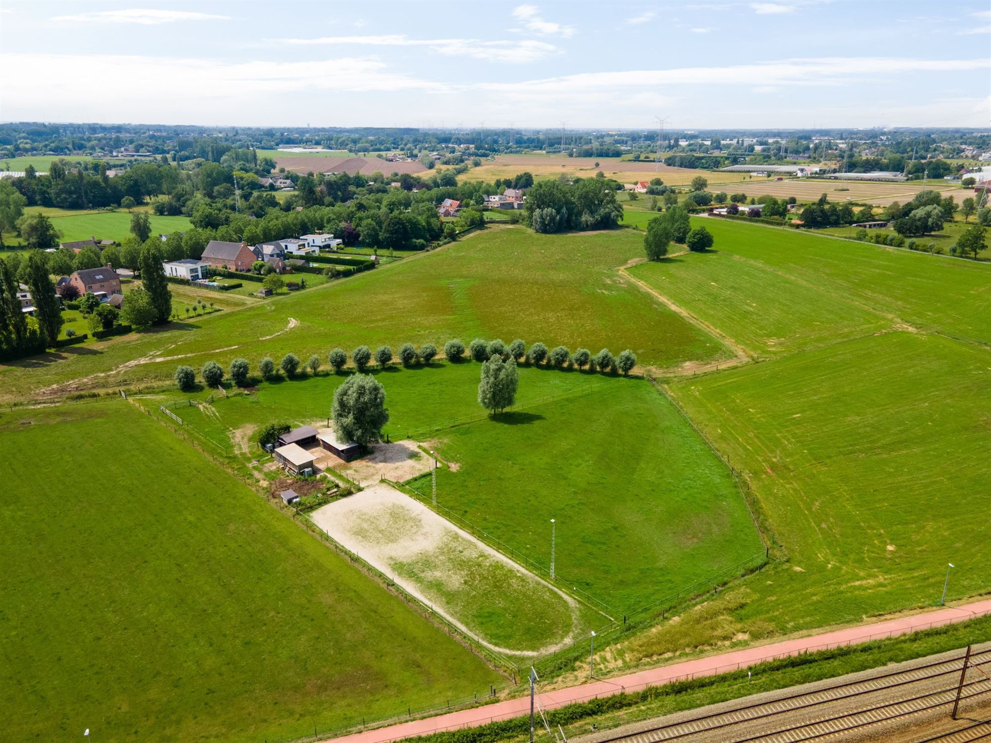 Prachtige paardenweide met stallen en piste foto 6