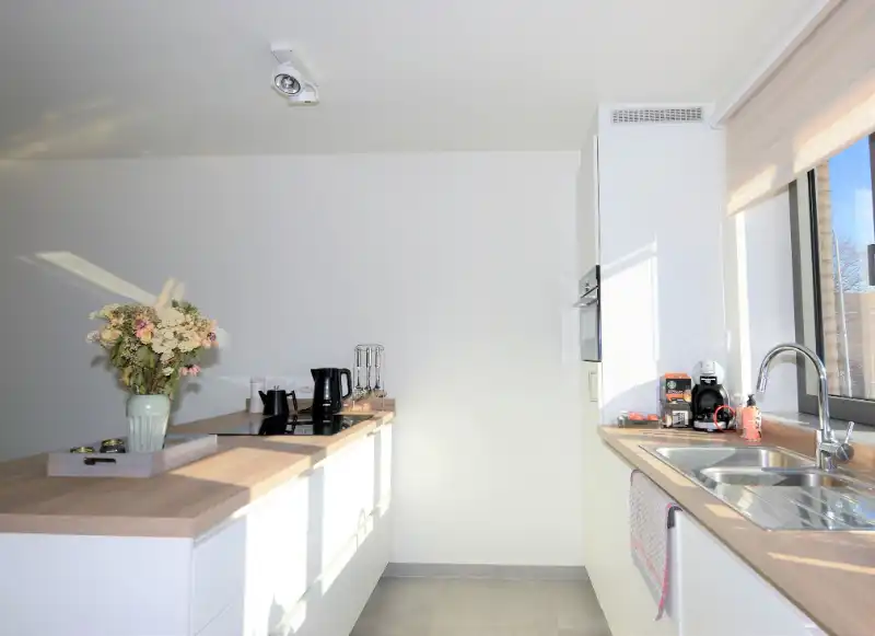 Recent (2021) duplex appartement voorzien van twee slaapkamers, ruim terras en staanplaats centrum Zemst. foto 5