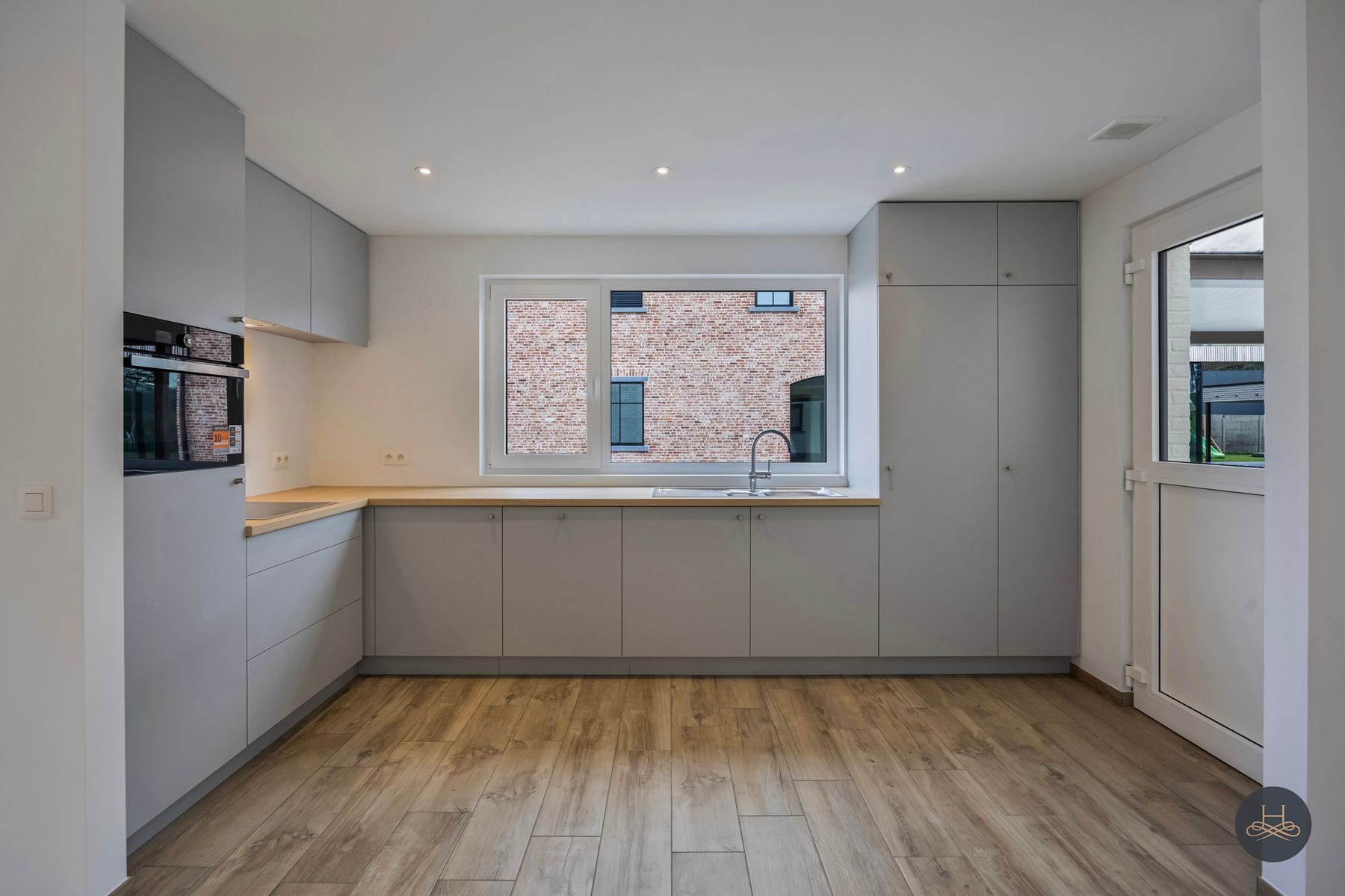 Totaal gerenoveerde woning met grote tuin foto 12