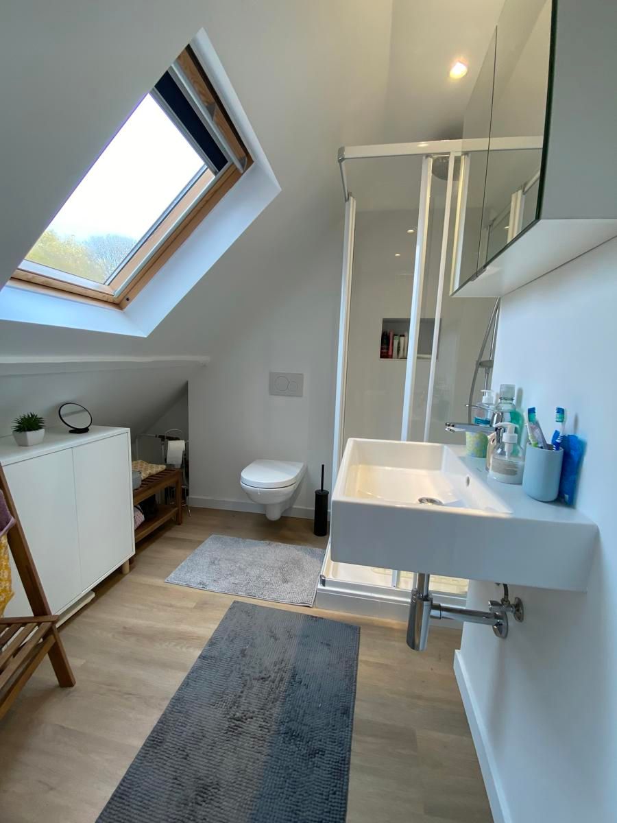 Vernieuwd en lichtrijk appartement met slaapkamer en bureau foto 10