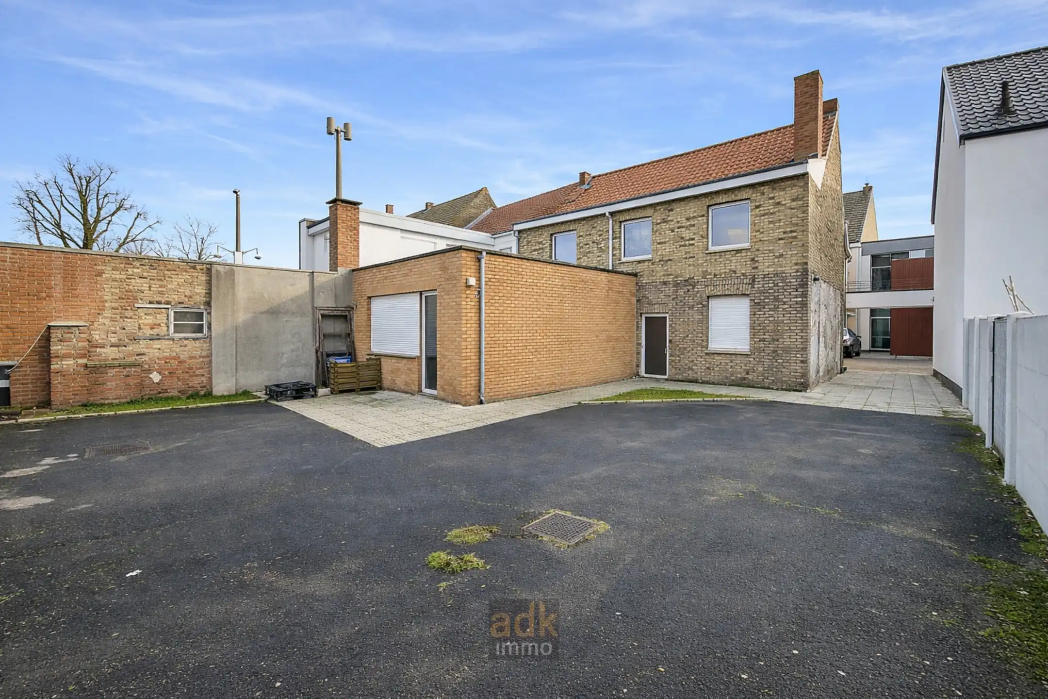Grote woning met 4 slaapkamers & 4 garages foto 14