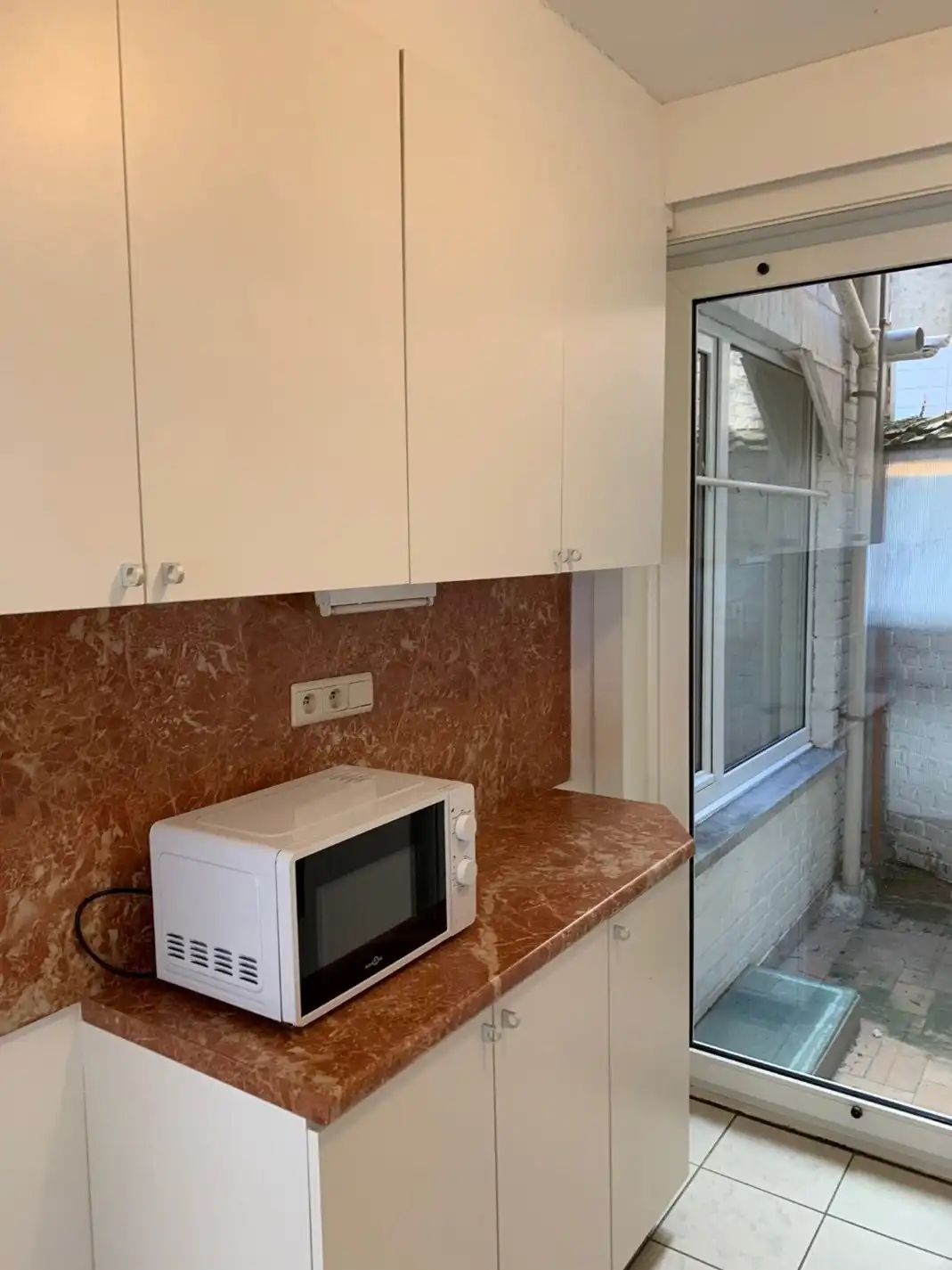 Gemeubeld appartement op het gelijkvloers - 1 slaapkamer en koertje foto 6