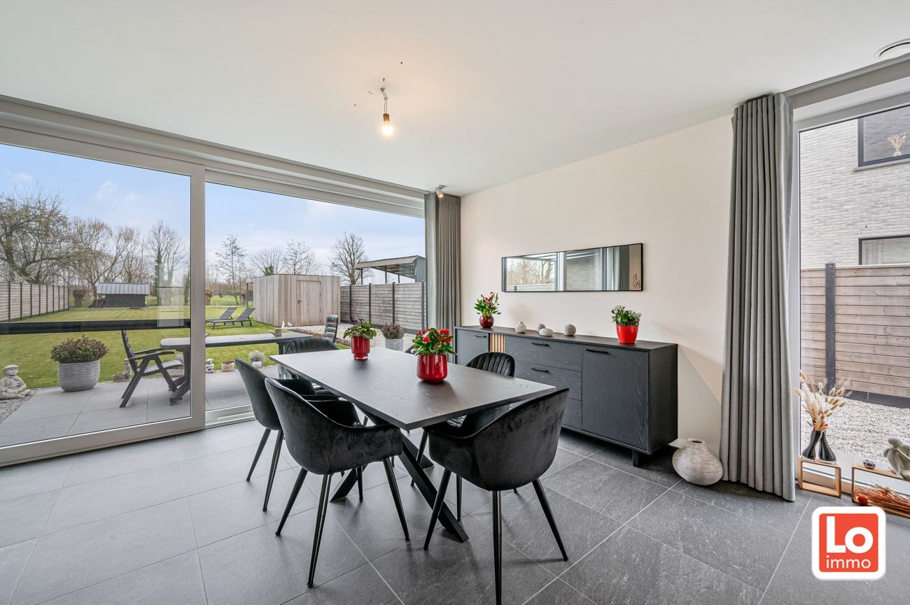 VERKOCHT! Instapklare halfopen nieuwbouw woning met inpandige garage en open zicht op een landelijke locatie in Beervelde! foto 8