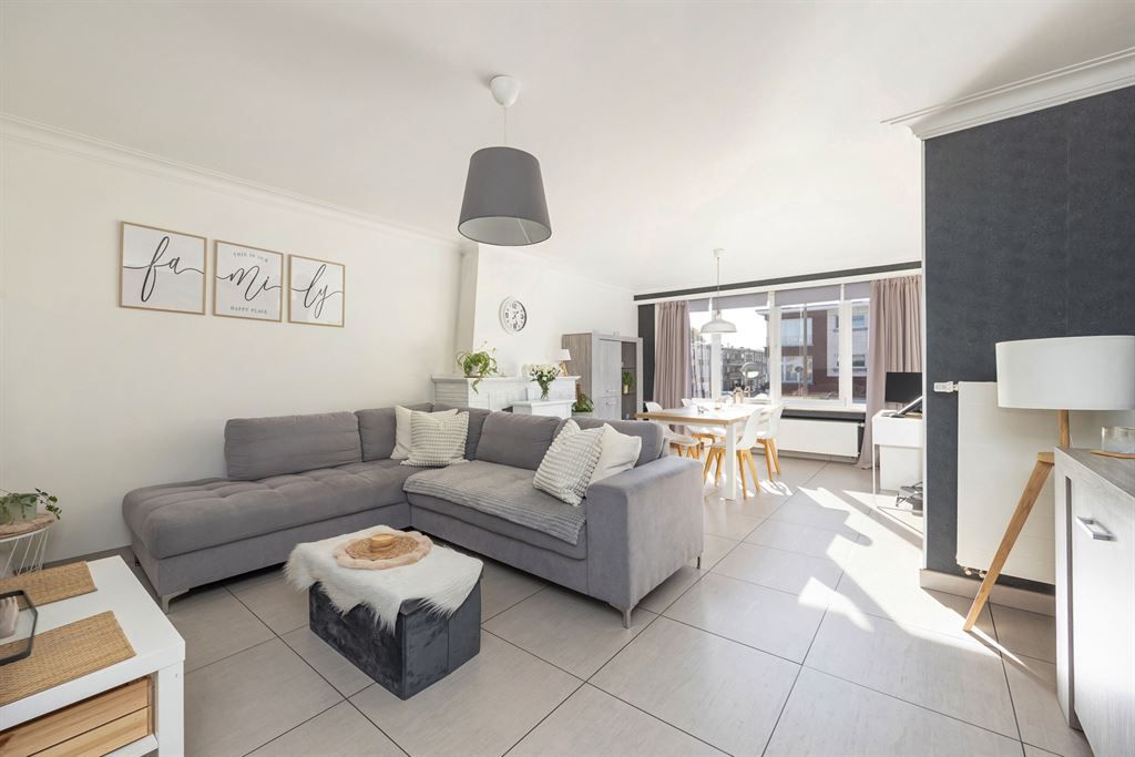 Instapklaar appartement met terras nabij Rivierenhof foto {{pictureIndex}}