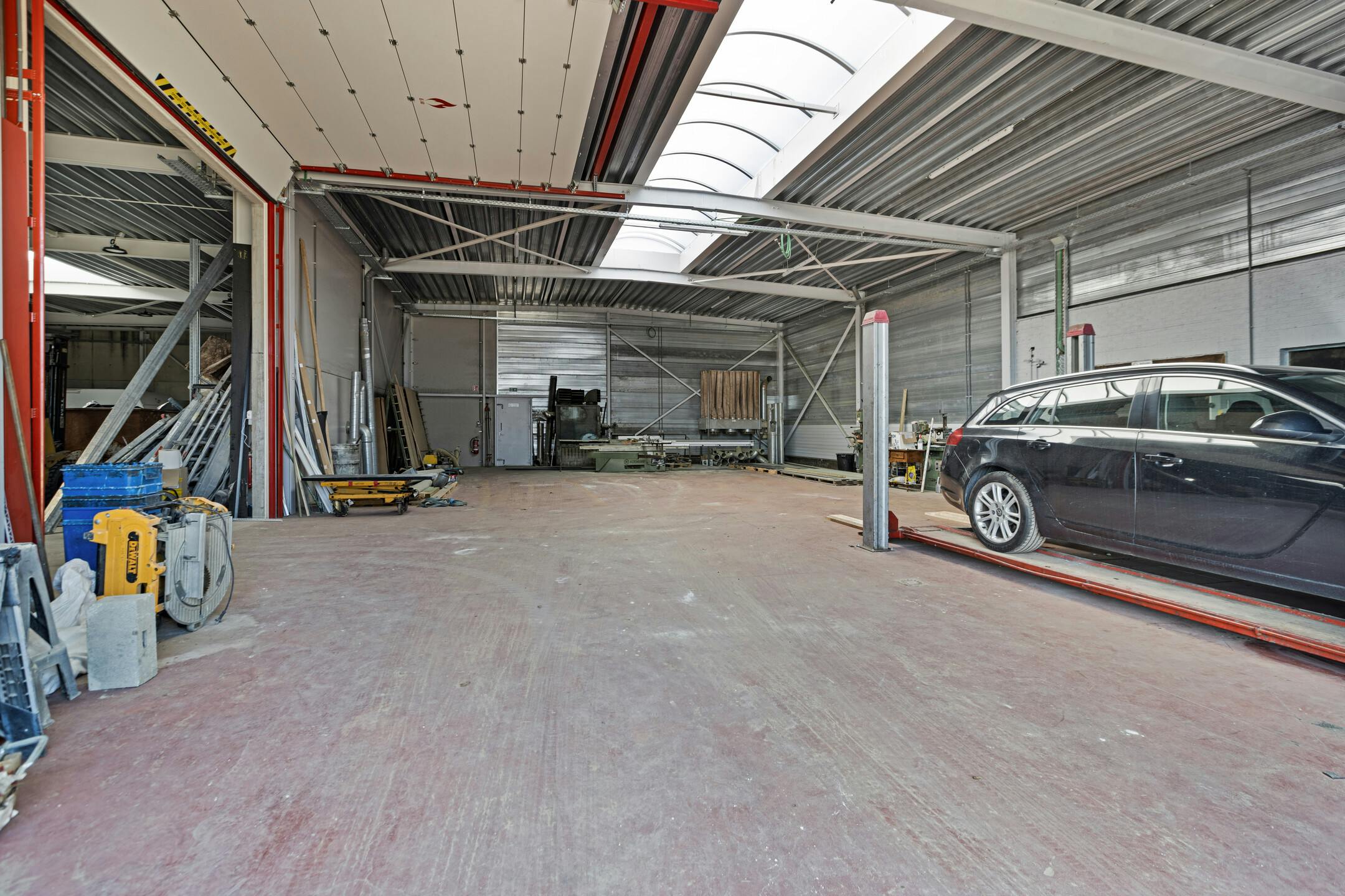 Industriegebouw met conciërge-appartement op 34a 60ca in Maaseik te koop foto 5
