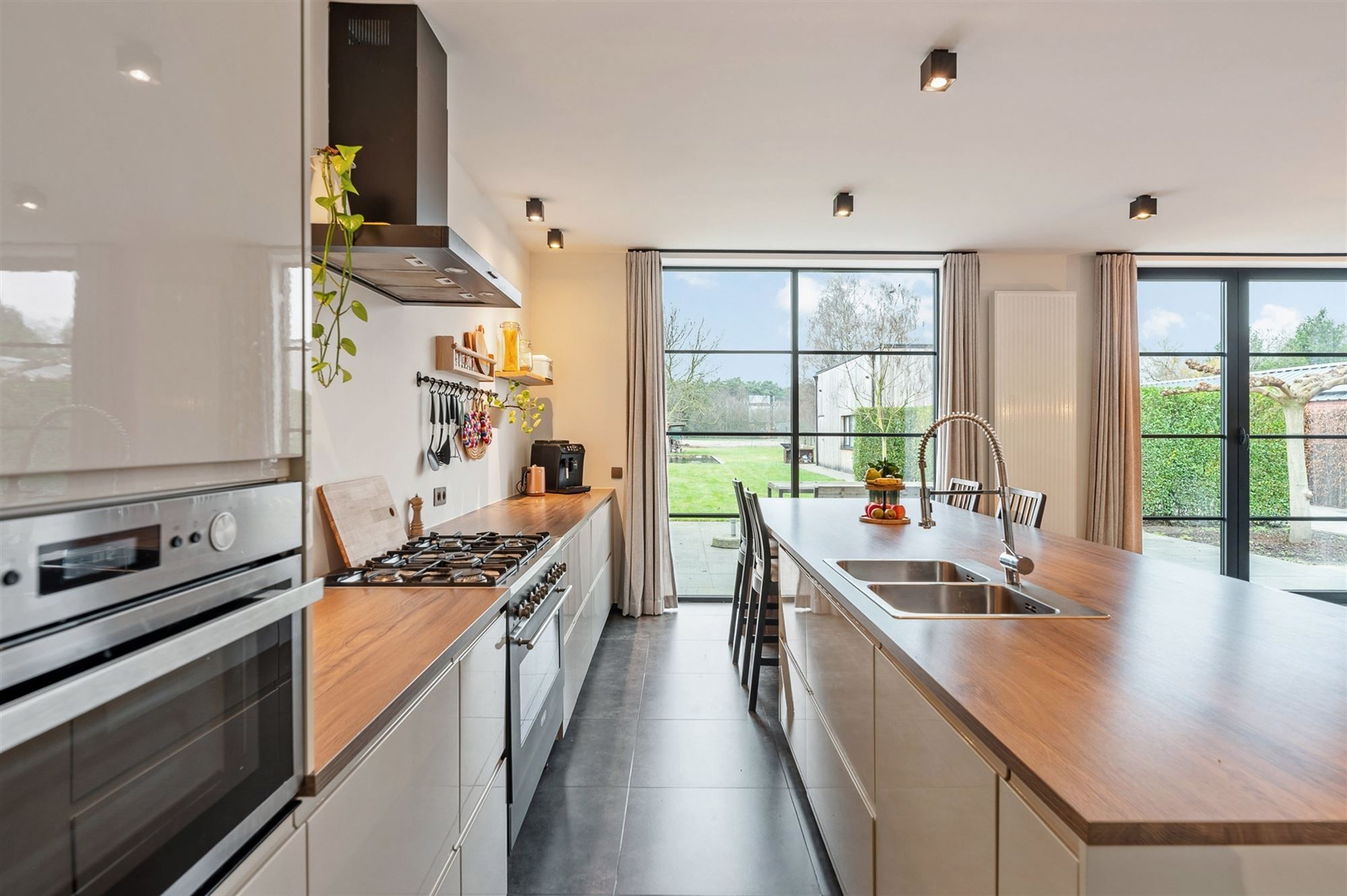 PRACHTIG GERENOVEERDE WONING MET RUIME GARAGE OP IDEALE LIGGING! foto 5