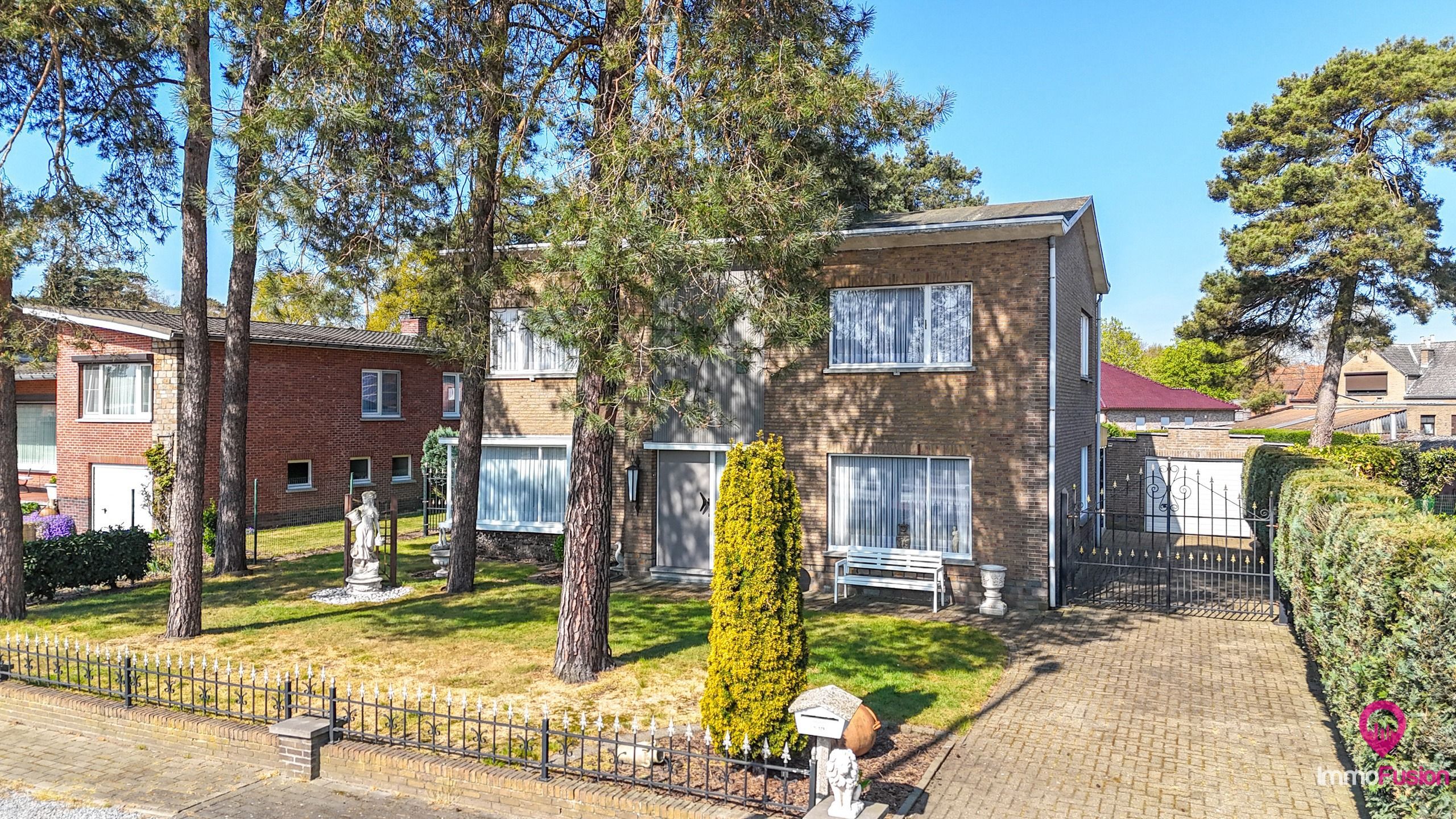 Hoofdfoto van de publicatie: Woning met 4 slpks, garage en omheinde tuin in Beringen!