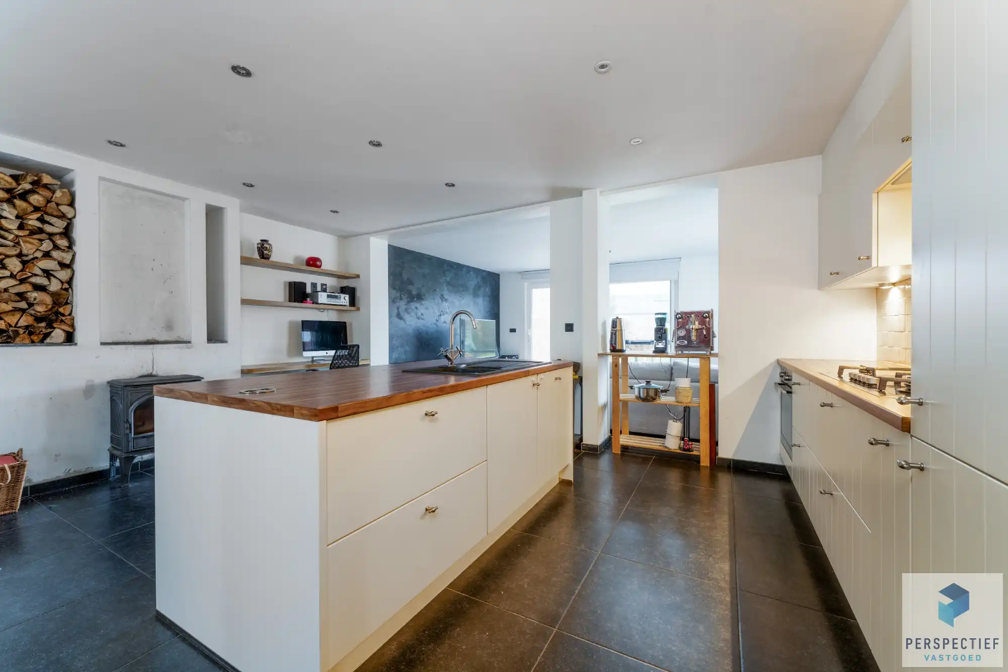 BEZOEKMOMENT ZATERDAG 28/02 VAN 10U TOT 12U | Ruime gerenoveerde woning met 4 slpk, grote tuin en garage foto 5