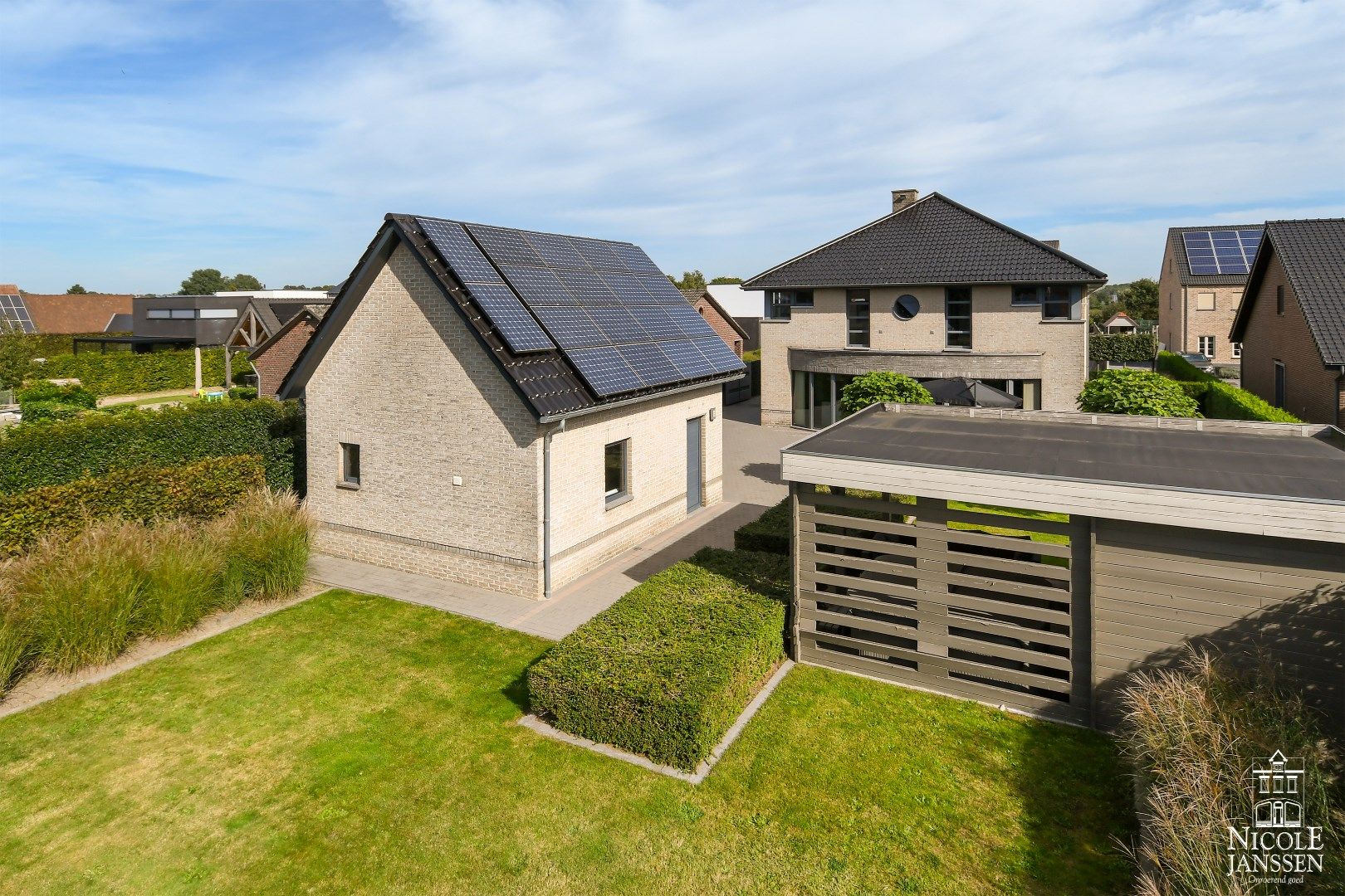 Instapklare gezinswoning met drie slaapkamers, vrijstaande garage en verzorgde tuin  foto 2