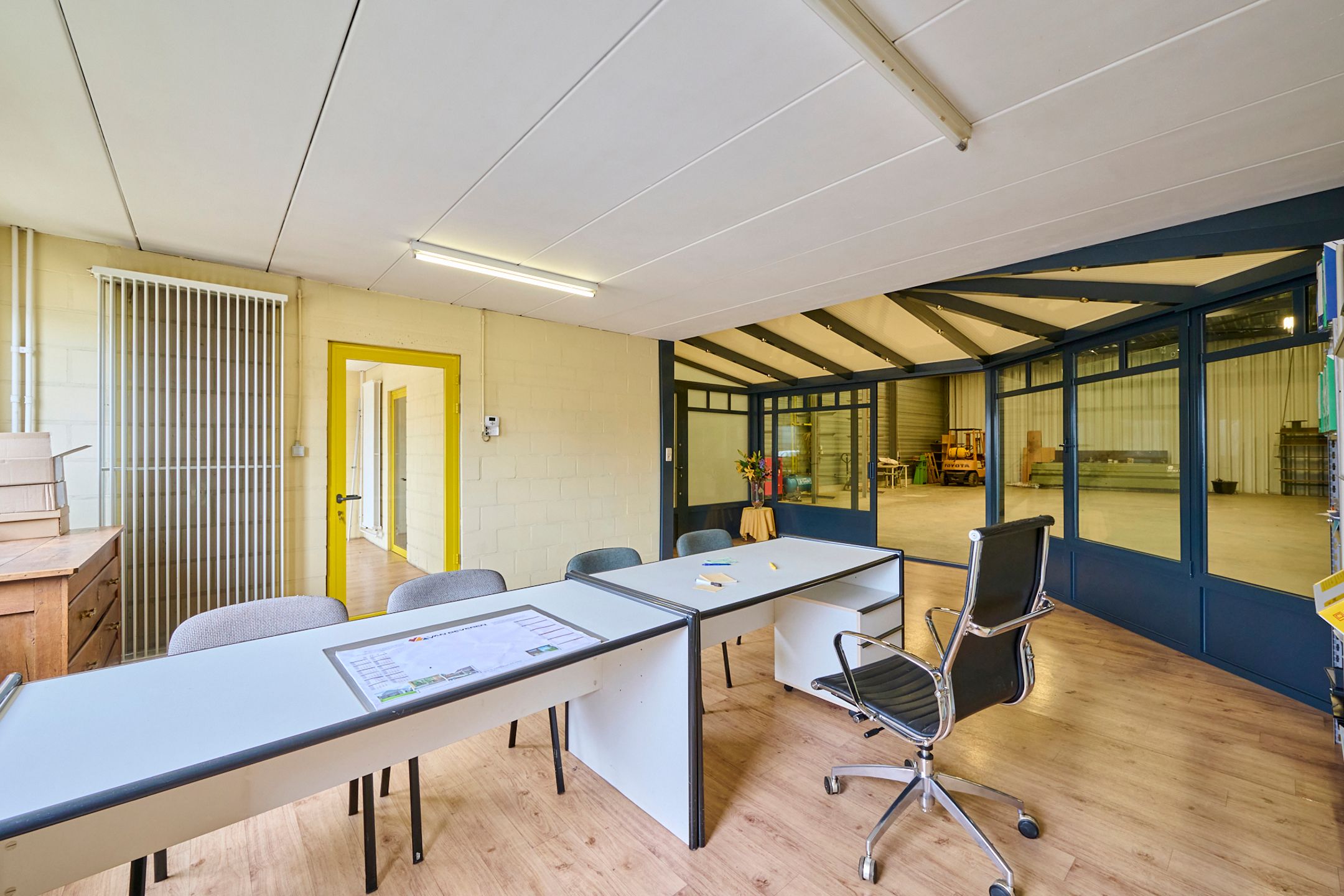 TE HUUR Zonhoven: Bedrijfsgebouw van +/- 390m² incl. kantoor foto 6
