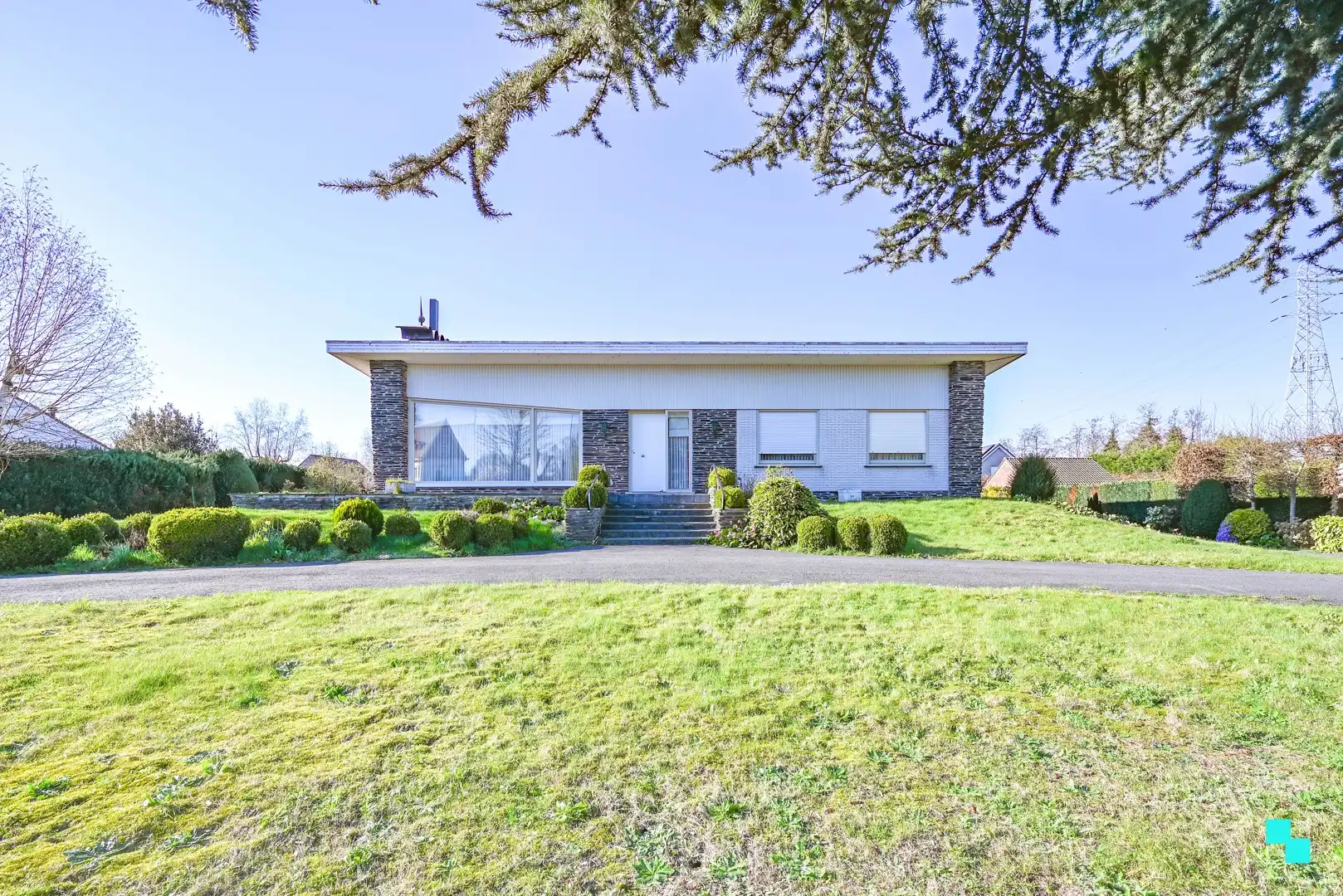 Hoofdfoto van de publicatie: Statige gelijkvloerse villa in Waregem