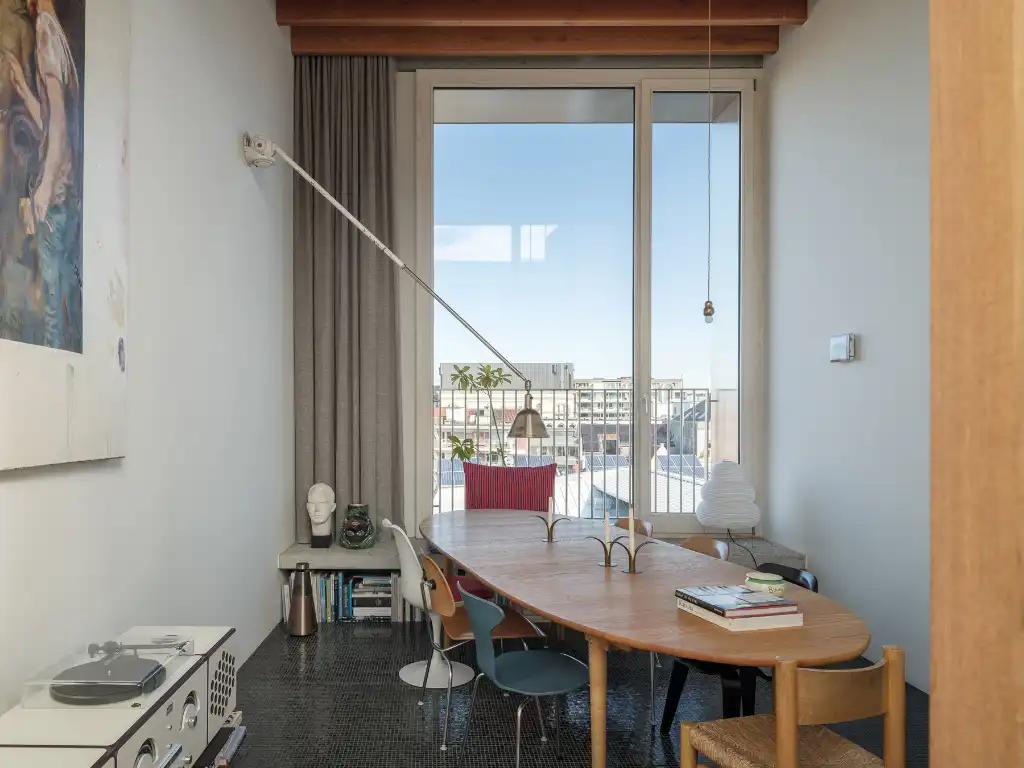 Architectuur, centrum Gent – Genereuze split-level woning met bijzondere ruimtelijkheden, dakterras, en achterliggende polyvalente praktijkruimte. foto 11
