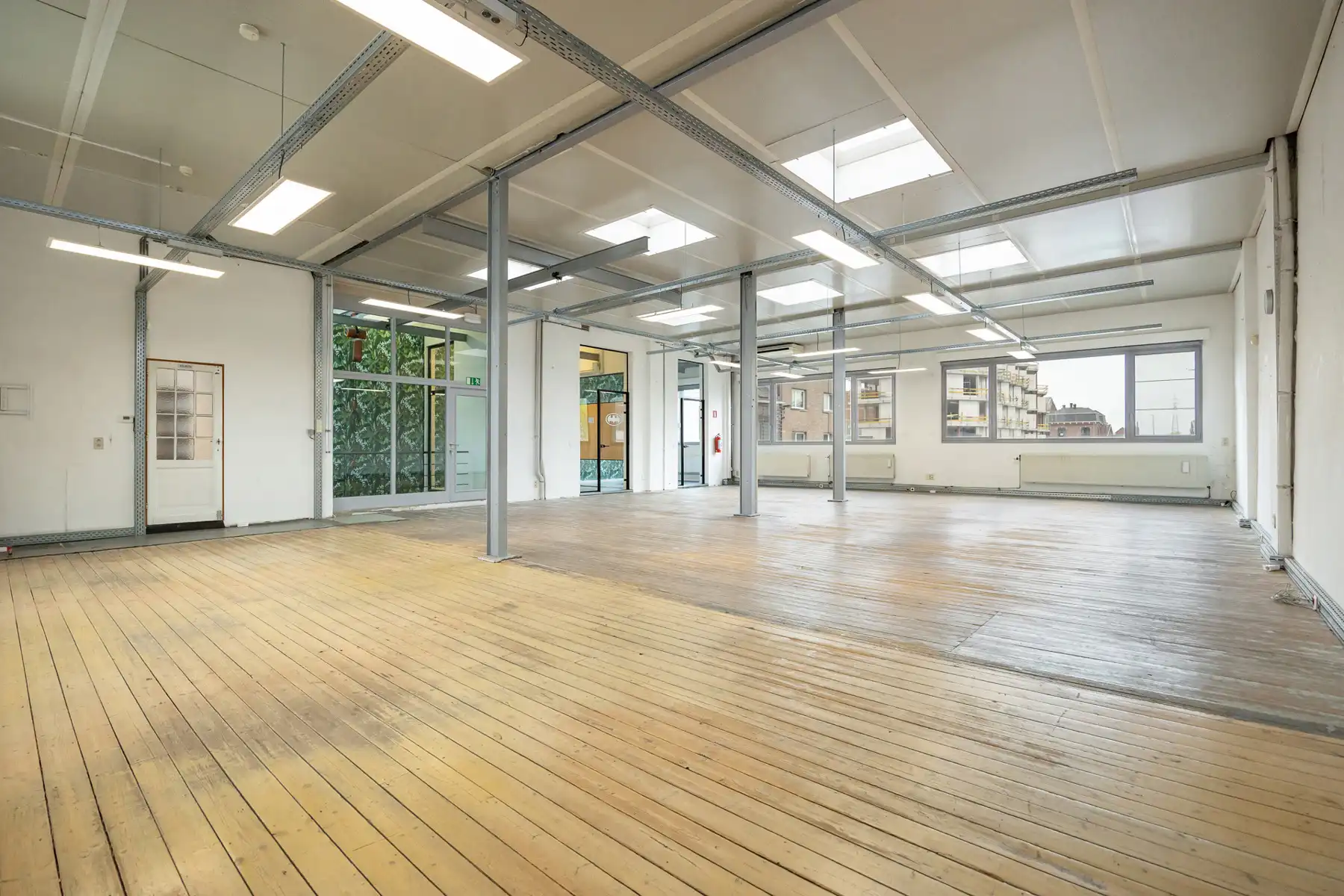 Instapklaar kantoorgebouw te koop in Merksem foto 47