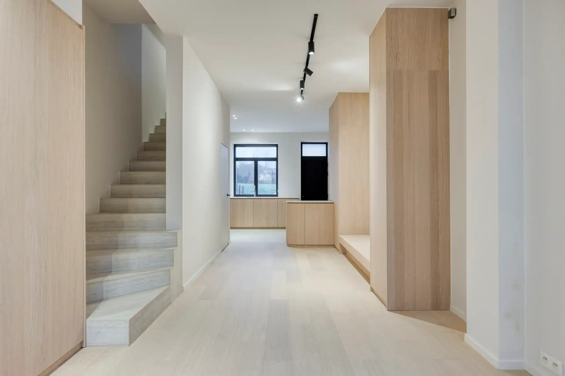 Stijlvol gerenoveerde woning met 3 slaapkamers  foto {{pictureIndex}}