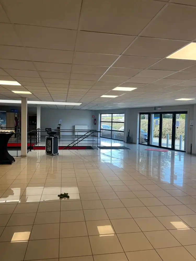 Bedrijfsgebouw met showroom foto 10