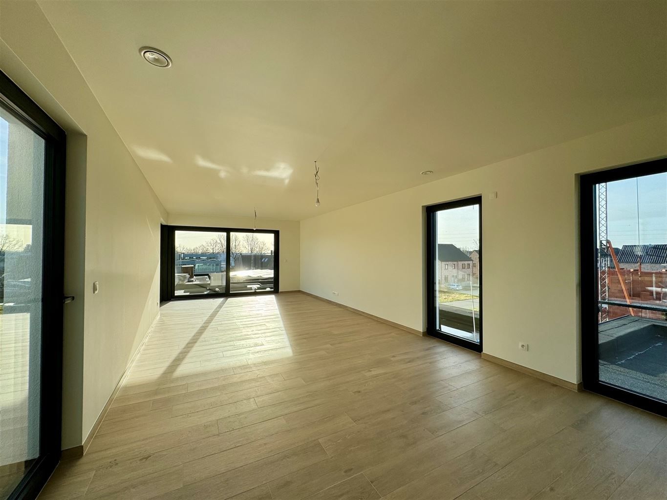 Luxe BEN-loft op de tweede verdieping met 3 slaapkamers en zeer ruim terras, gelegen nabij het centrum van Maaseik. foto {{pictureIndex}}