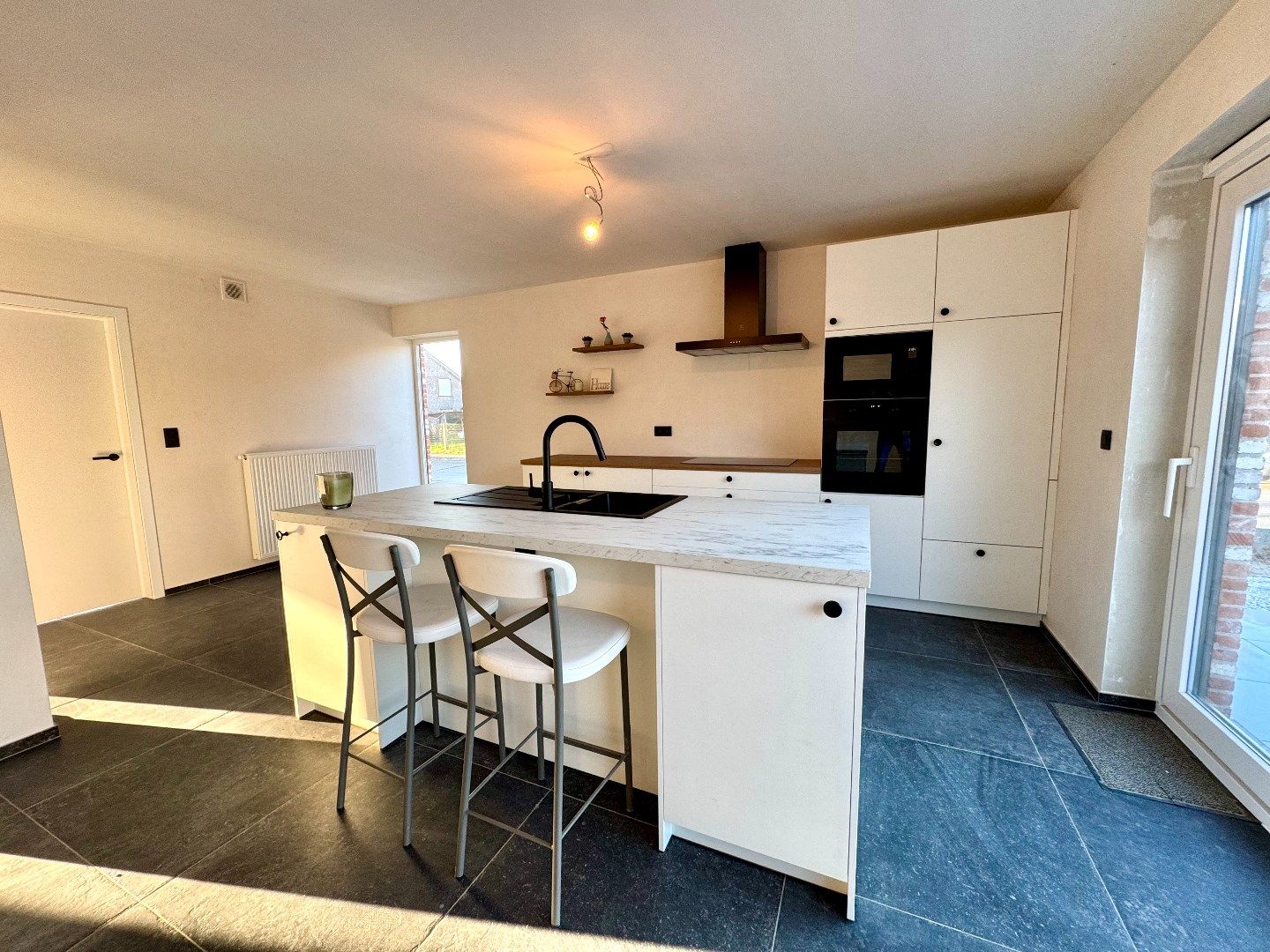 GERENOVEERDE HALFOPEN WONING MET 3 SLPKS, 2 BADKAMERS, TUIN EN GARAGE foto 12