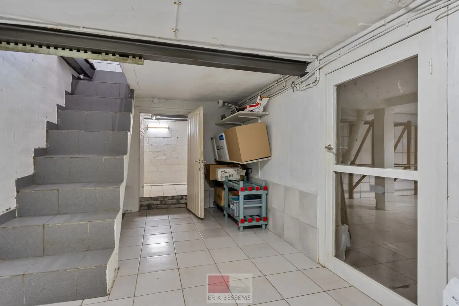 Charmante, op te frissen woning met 4 slaapkamers en inpandige garage. foto 28