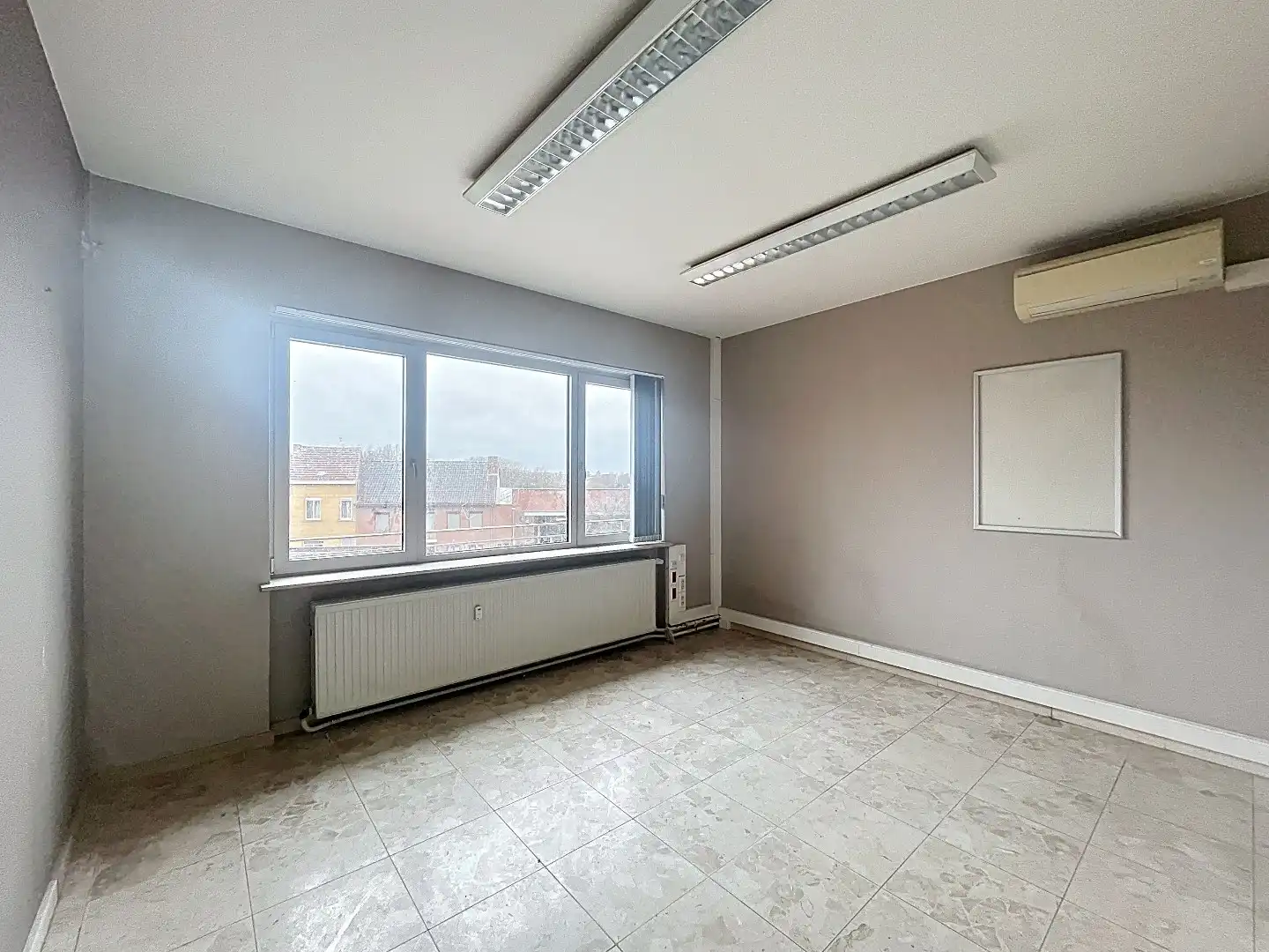 Veelzijdig pand op topligging: wonen en werken of tweewoonst met terrassen en garage foto 12