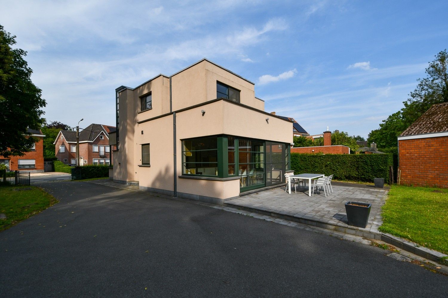 Ruime modernistische woning met grote tuin en garagegebouw foto 4