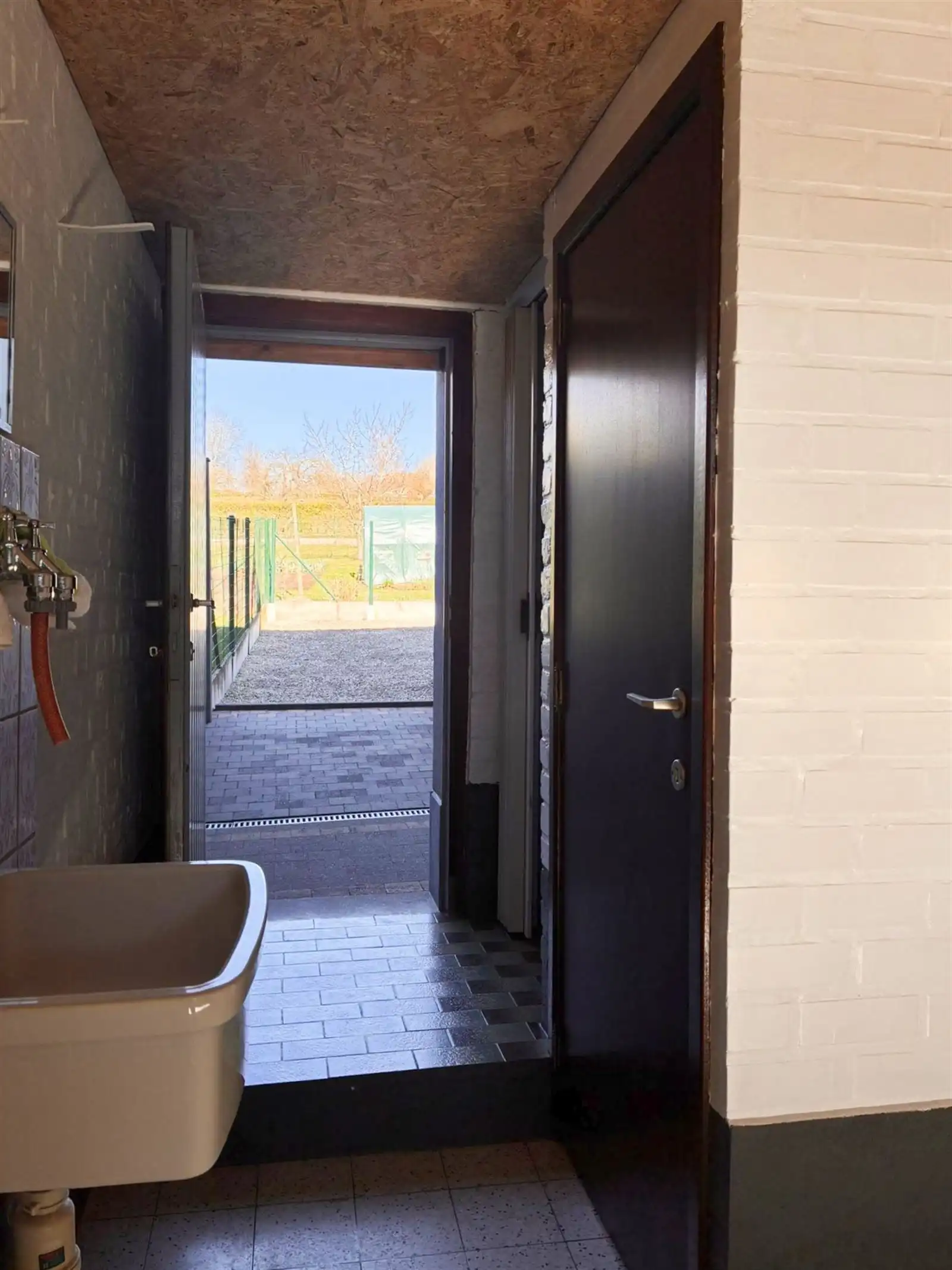 Lichtrijk huis met garage en koer foto 23