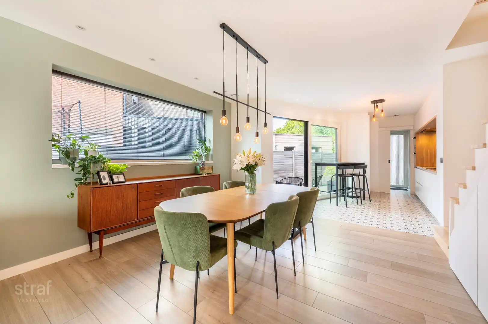 Bijna-nieuwbouwwoning met 4 slpks in hartje Zwijndrecht foto 2