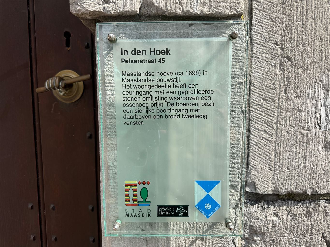 Unieke historische stadshoeve in Maasstijl gelegen "in den hoek" op de Pelserstraat, in het centrum van Maaseik.  foto 28