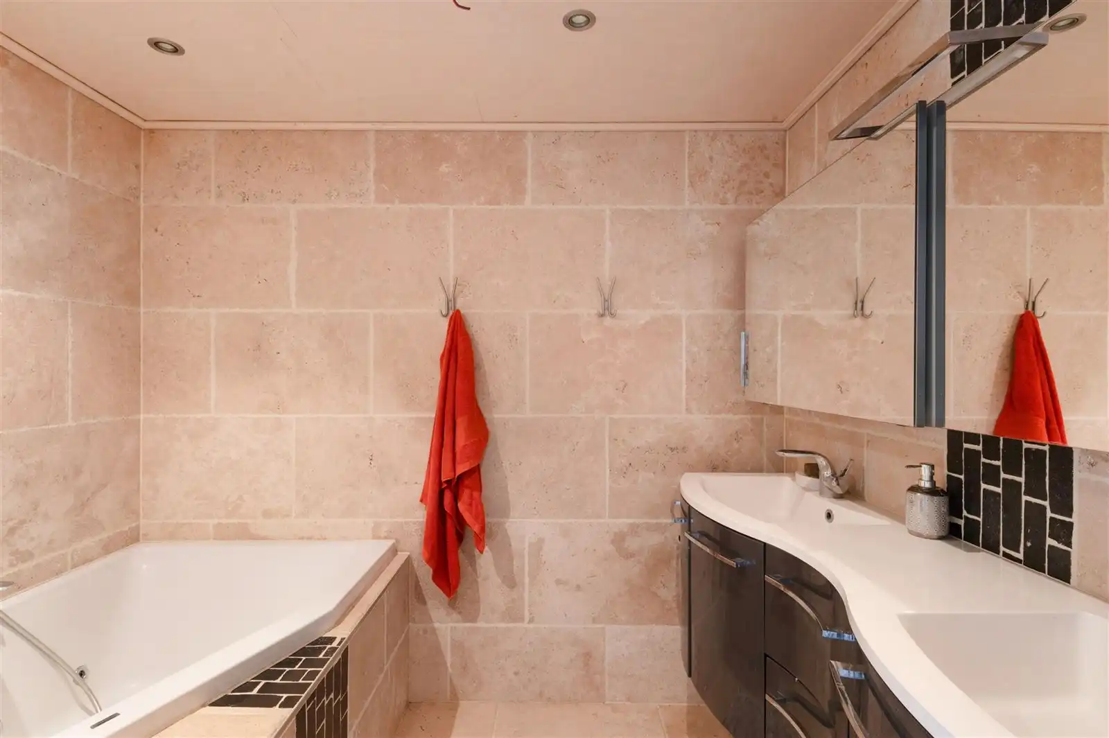 Ruime gerenoveerde gezinswoning zonder tuin foto 7