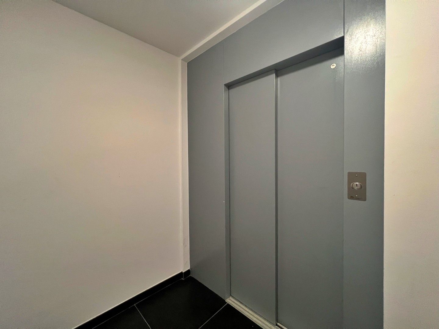 2-slaapkamer appartement met 2 overdekte staanplaatsen foto 19
