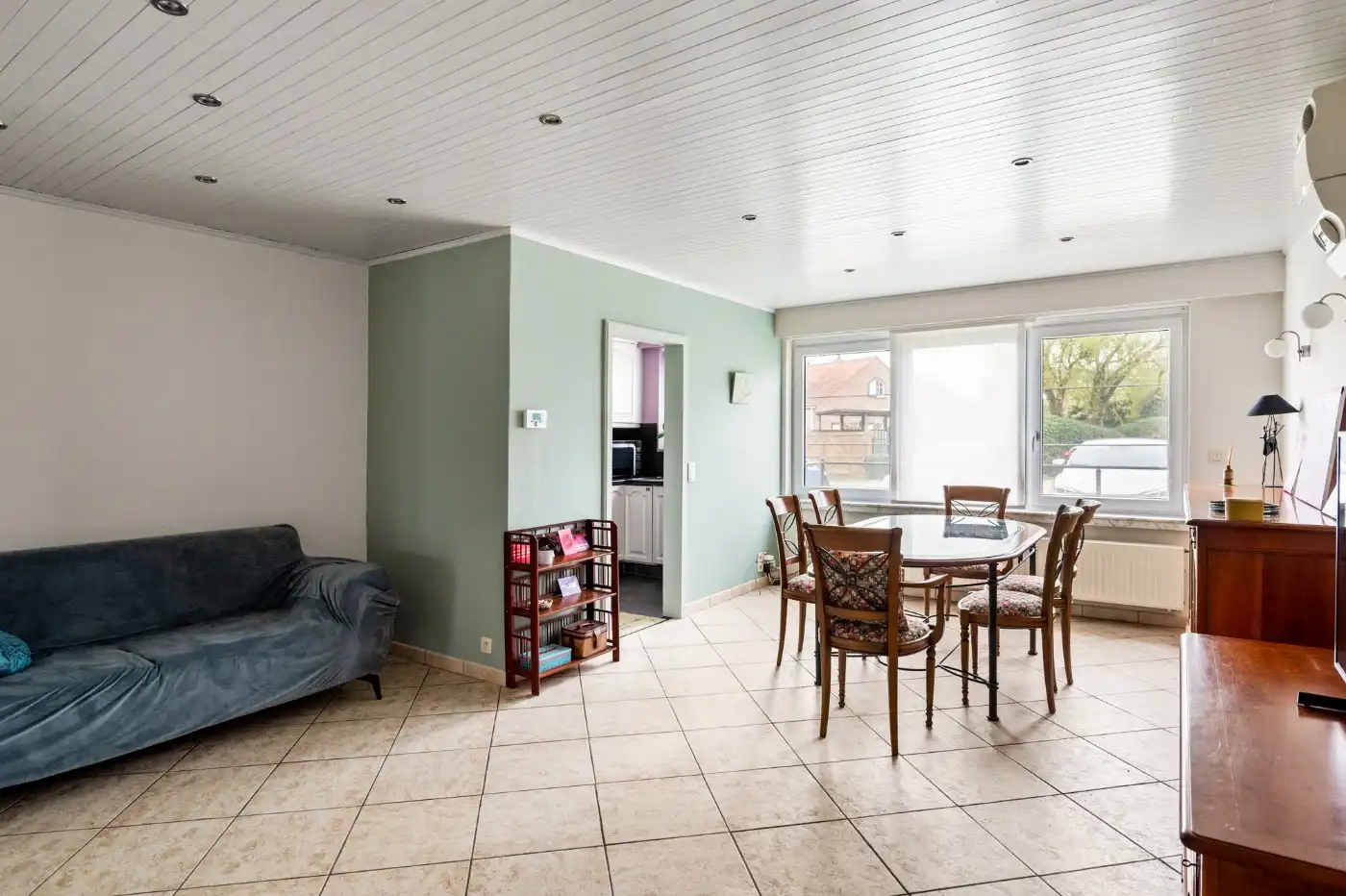 Keurig gelijkvloers appt. met 2 slpk., terras, voortuintje en garagebox foto 3