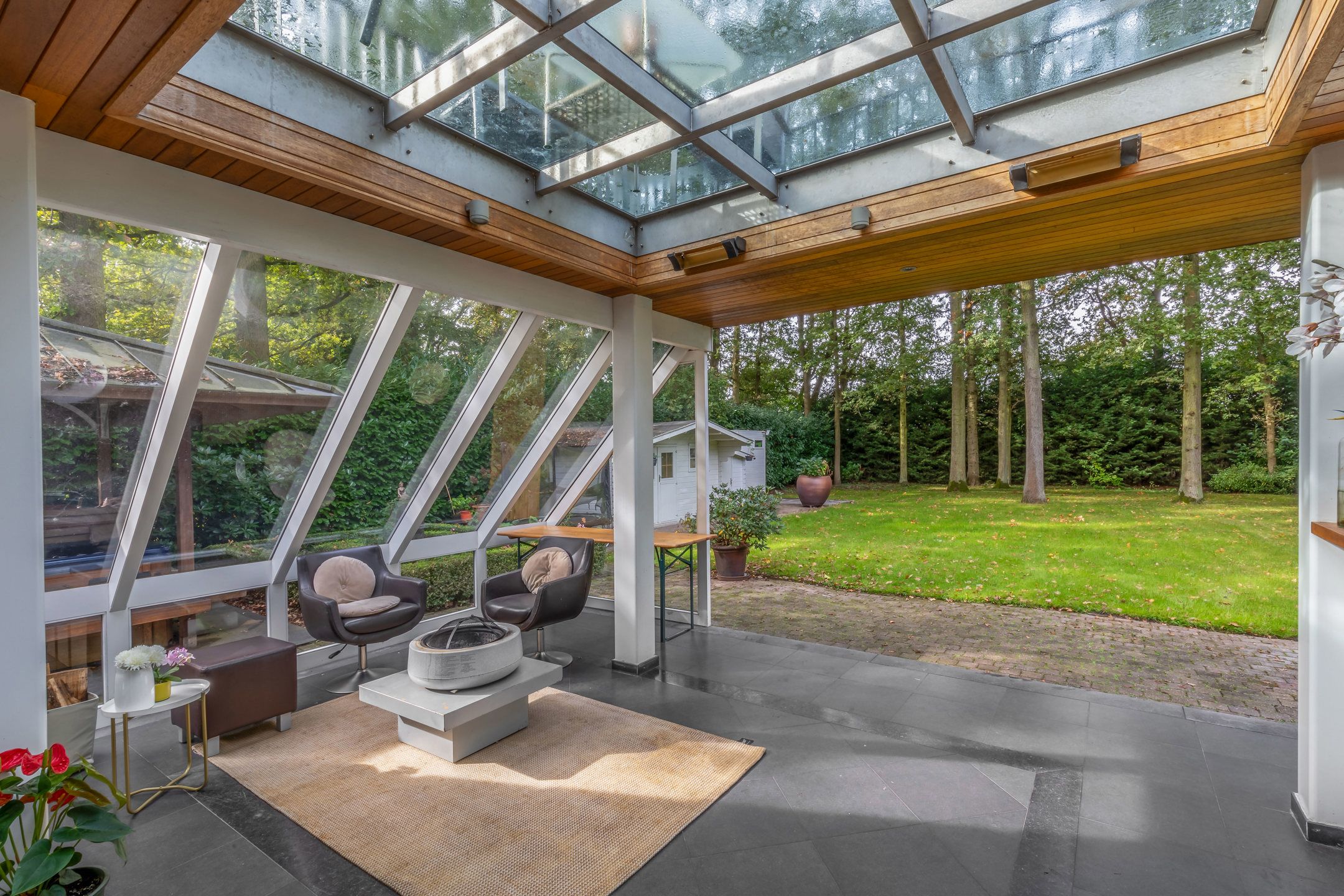 Ruime moderne villa met volwassen tuin en exotische jacuzzi foto 10