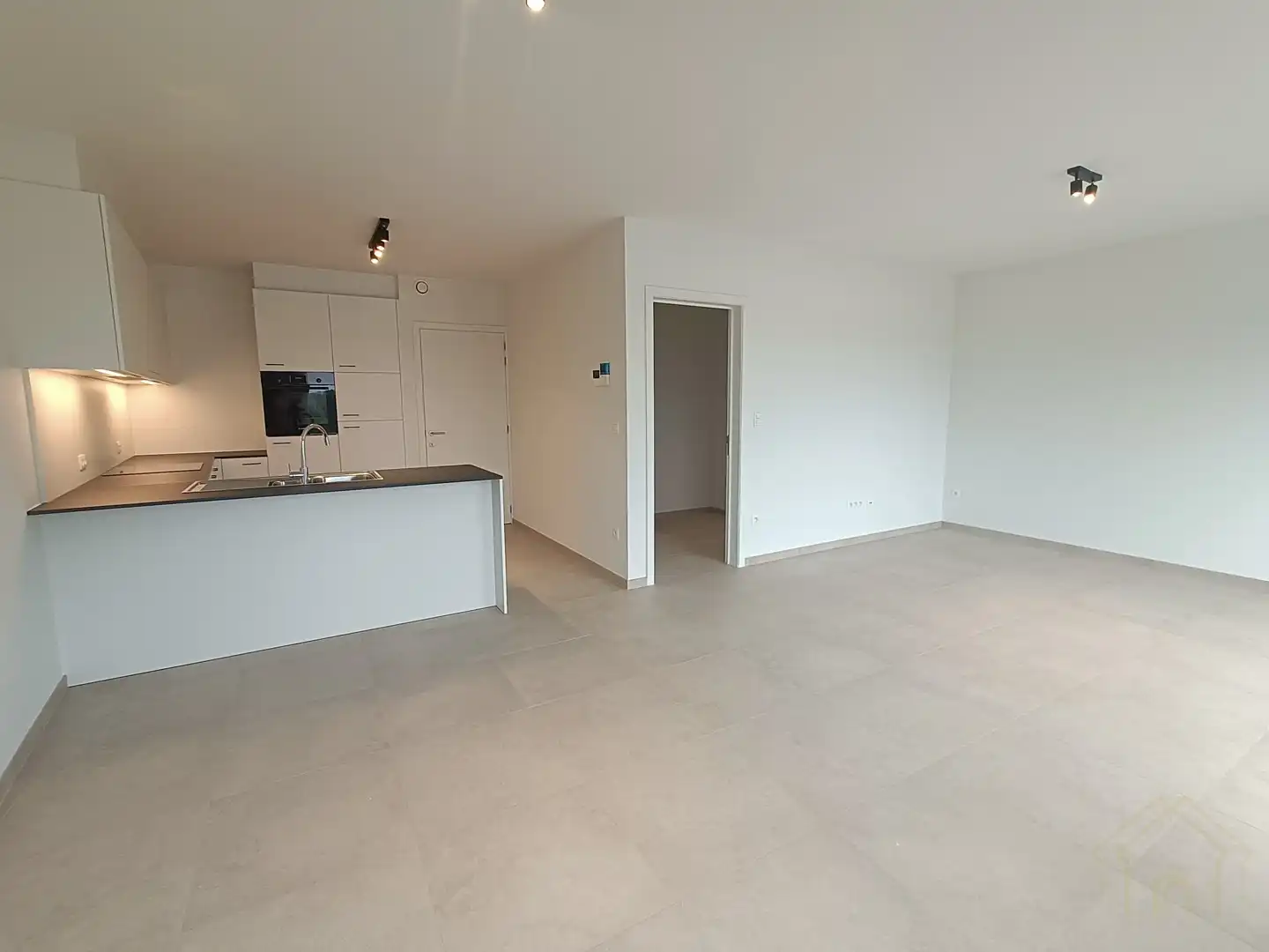 Instapklaar appartement met twee slaapkamers en garage, zuidgericht! foto {{pictureIndex}}