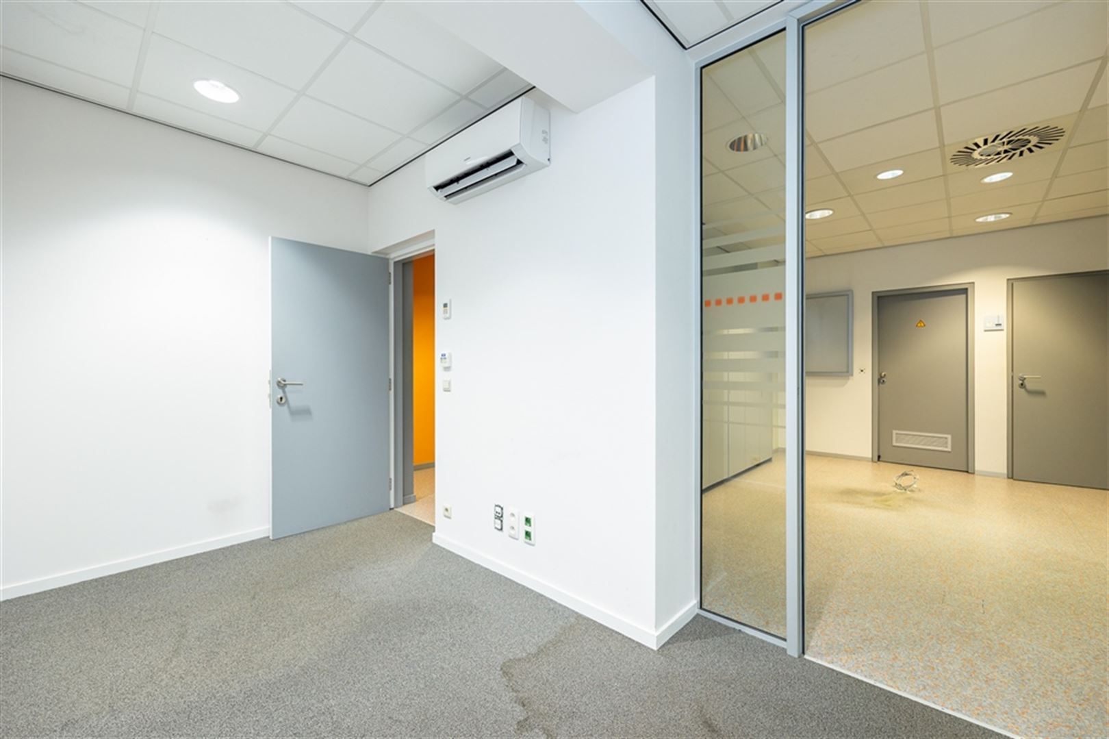 Voormalig bankkantoor te huur op de Diksmuidelaan foto 7