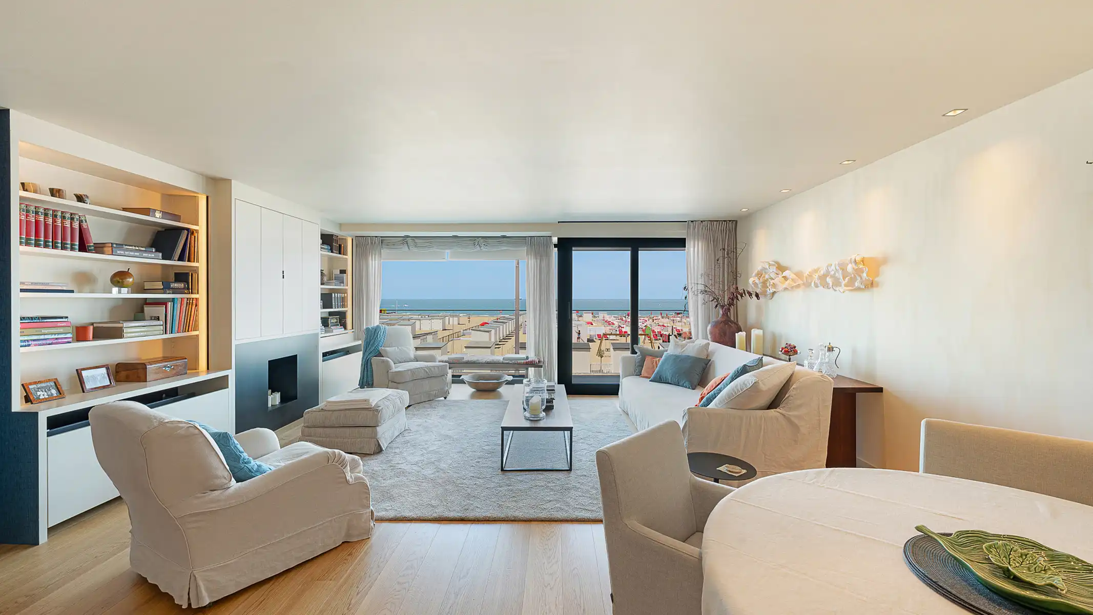 EXCLUSIEF: Ruim appartement met frontaal zeezicht foto 5