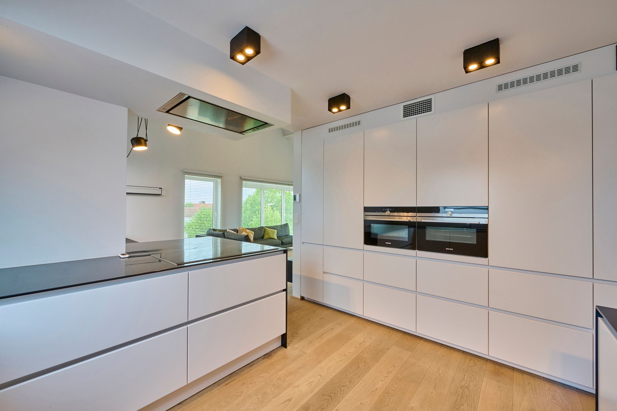 ZEER RUIM EN HOOGWAARDIG AFGWERKT APPARTEMENT IN HET CENTRUM foto 3