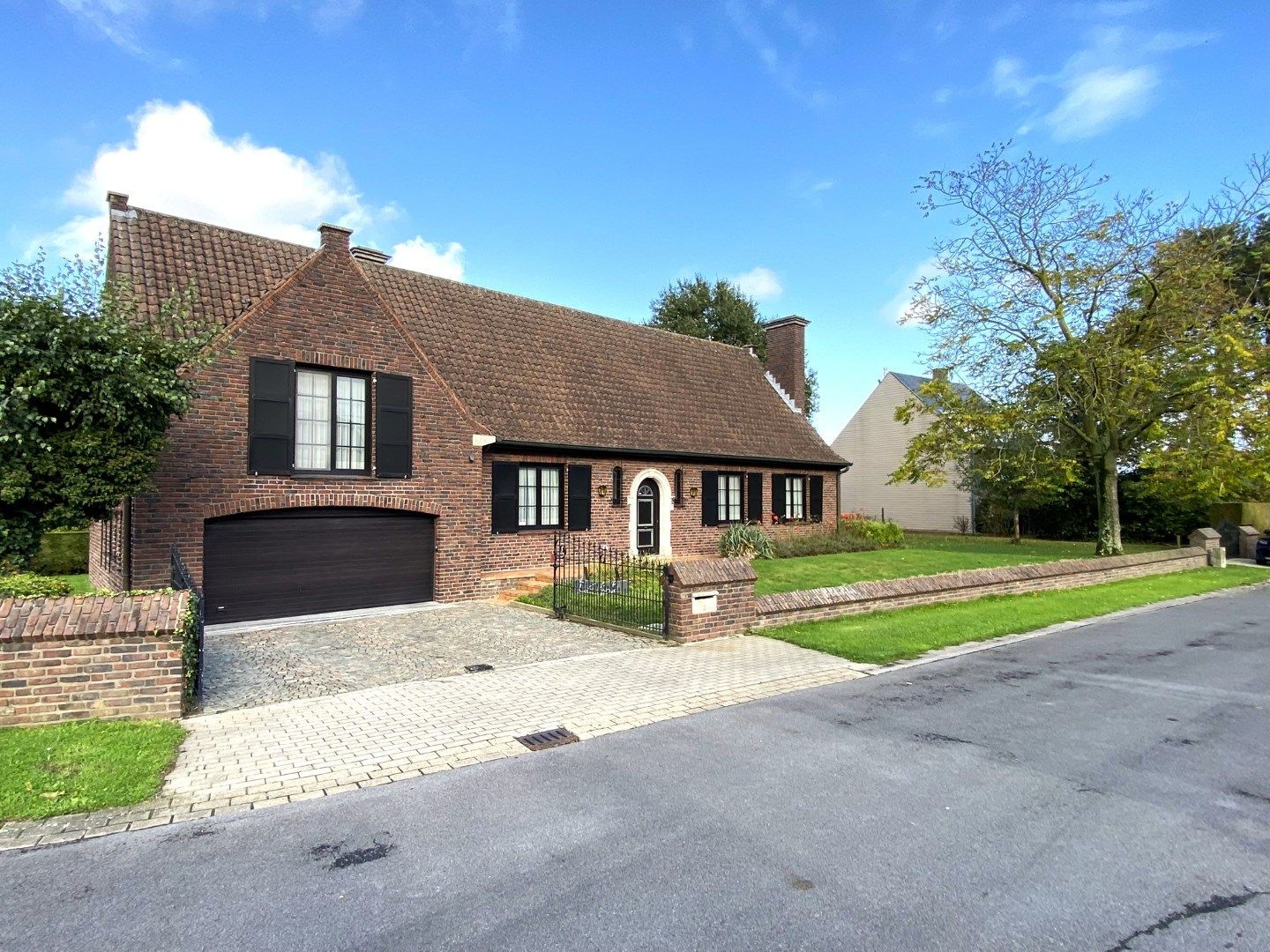 Alleenstaande villa met 5 kamers, bureau en dubbele garage in een rustige buurt. foto 2