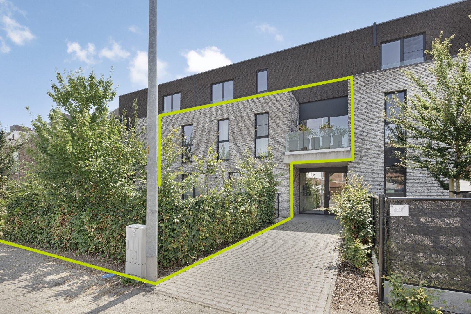 Recent gelijkvloers duplex appartement met 2 slpks, tuin, terras, kelderberging en carport ! foto {{pictureIndex}}