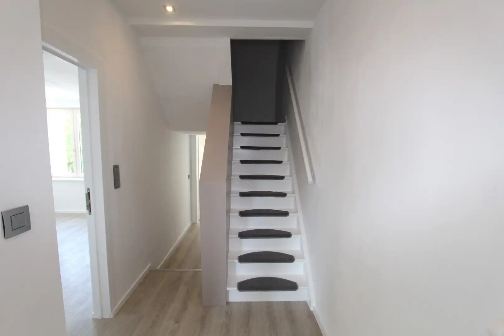 MOOI VERNIEUWDE WONING MET TUIN foto 17